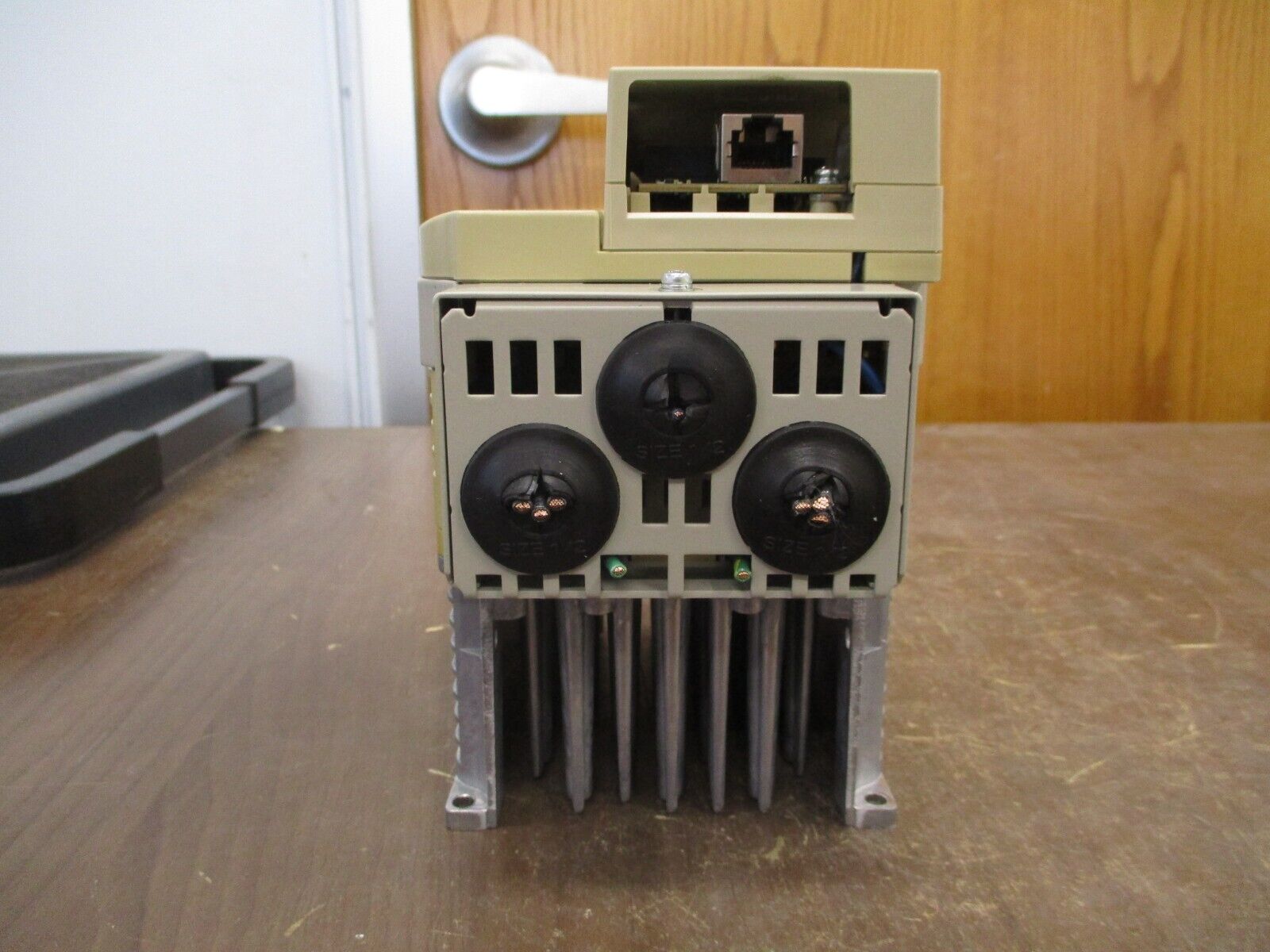 Yaskawa V1000 AC Drive CIMR-VU4A0004FAA Rev. C 1HP w/ Keypad *Cracked Casing*