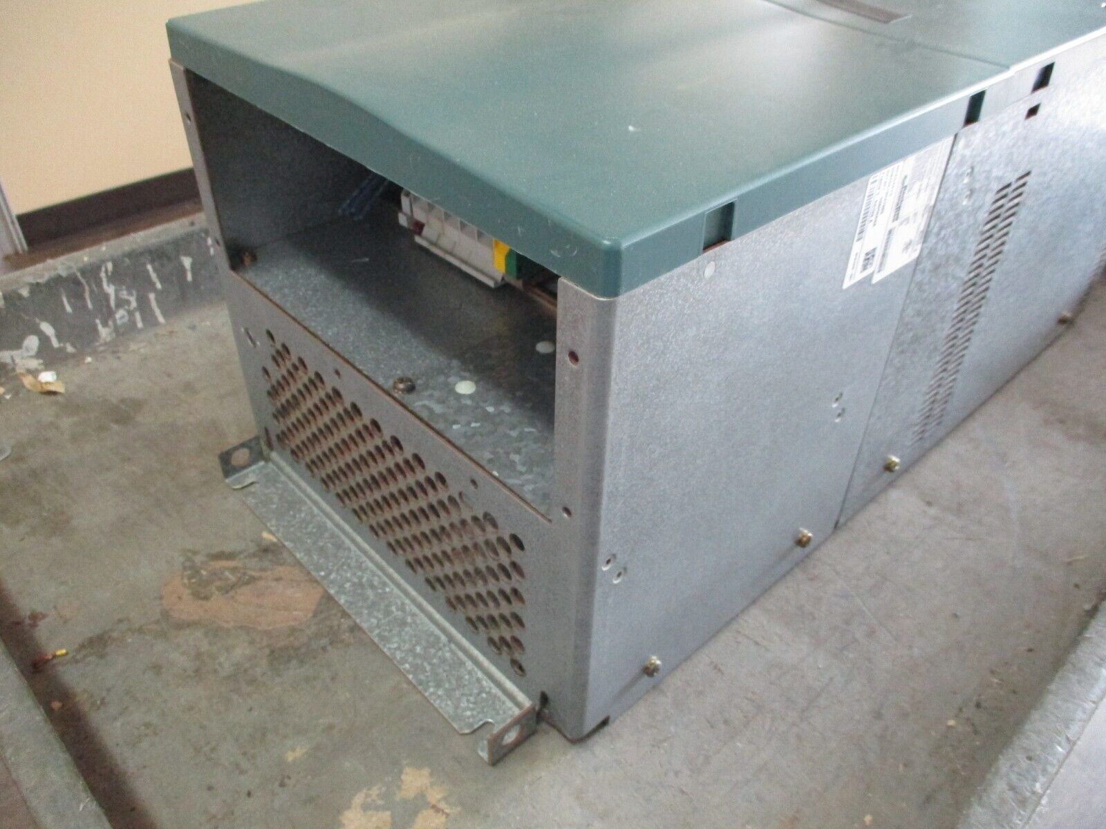 Rockwell Automation VTAC9 AC Drive 9VT401-096HNANA 75HP 3Ph w/ Keypad Used