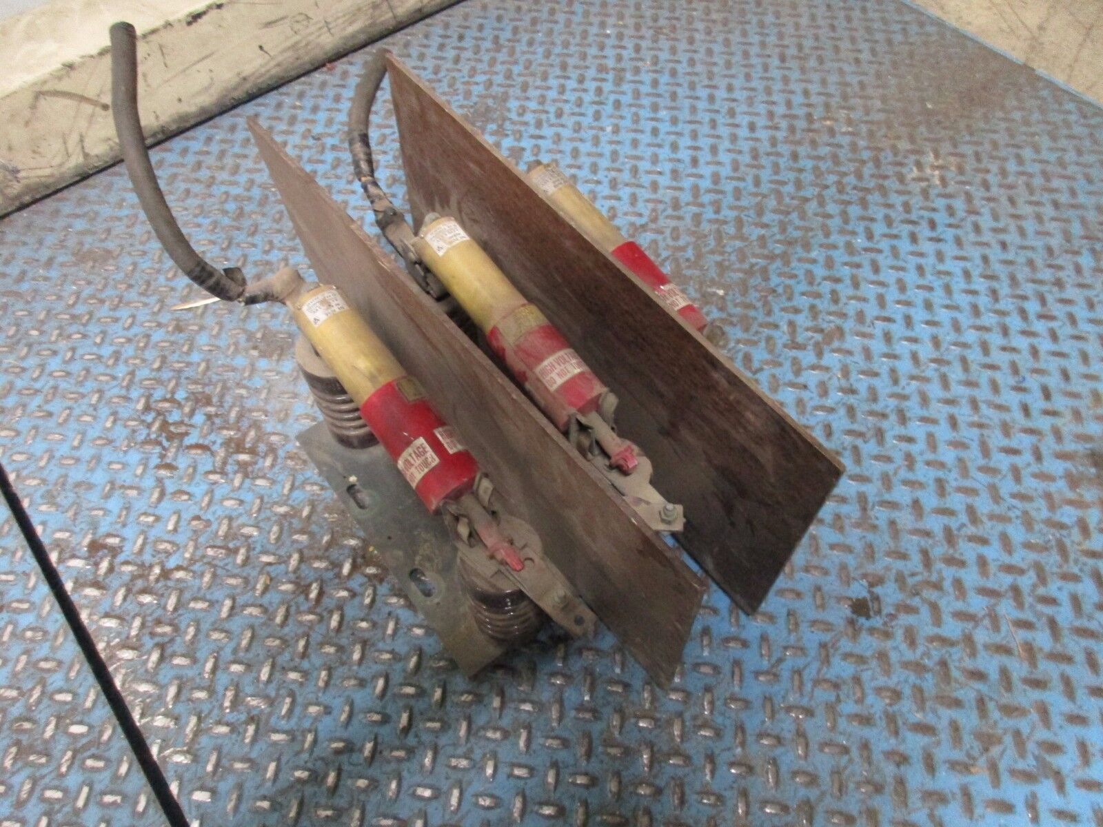 McGraw-Edison Type NX Indoor Disconnecting Cutout LM66 200A 8.3KV Max Used