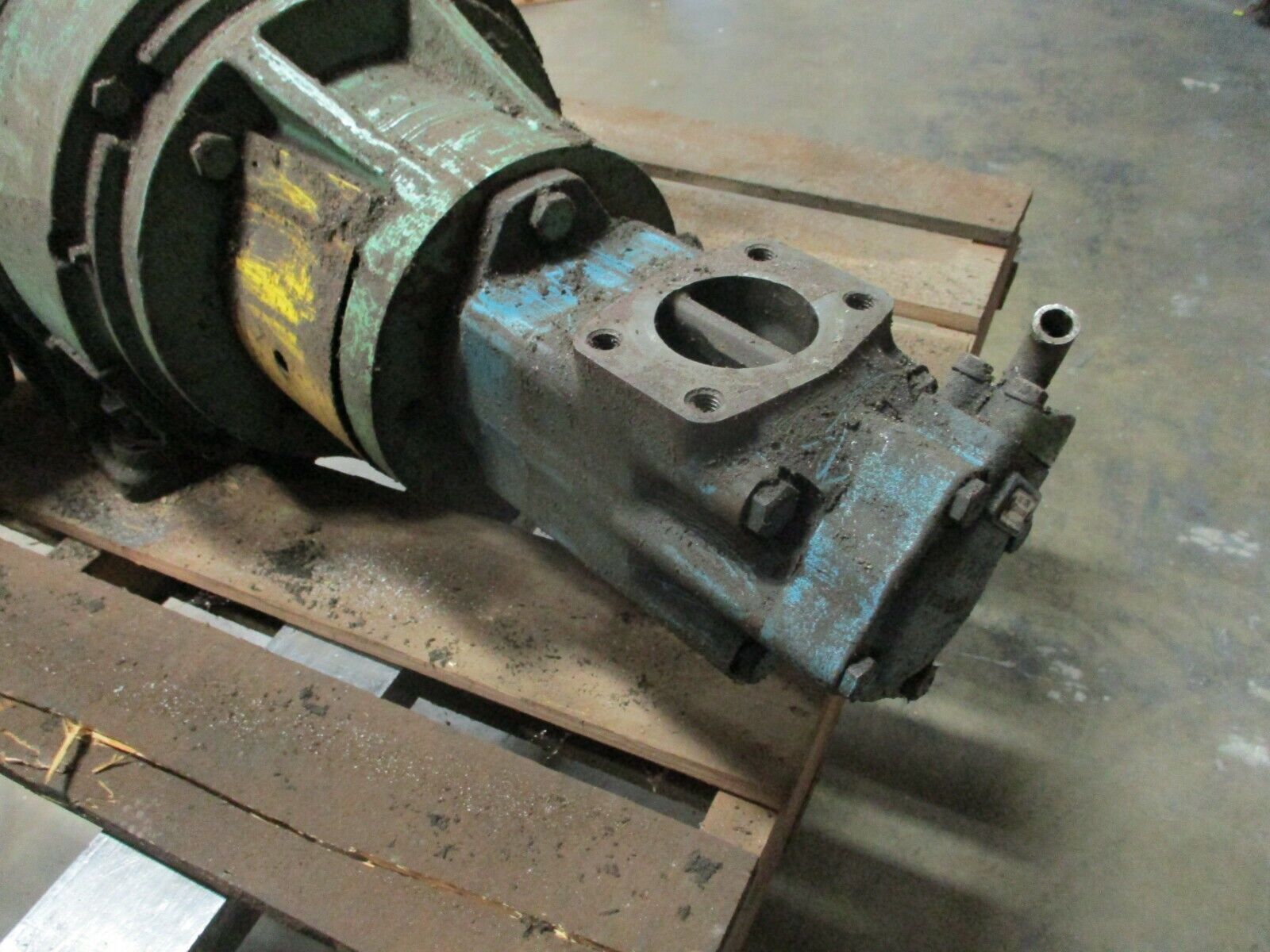 Eaton/Vickers Hydraulic Vane Pump 3525V25A12 30HP 1200RPM 230/460V 3Ph 60Hz Used