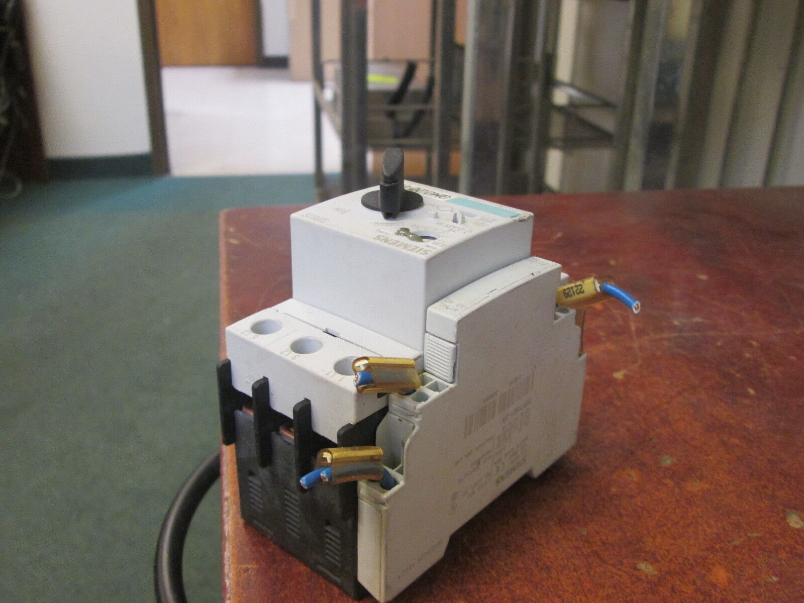 Siemens Sirius Motor Protector 3RV1021-1DA10 Trip: 2.2-3.2A 600V w/Aux Contact