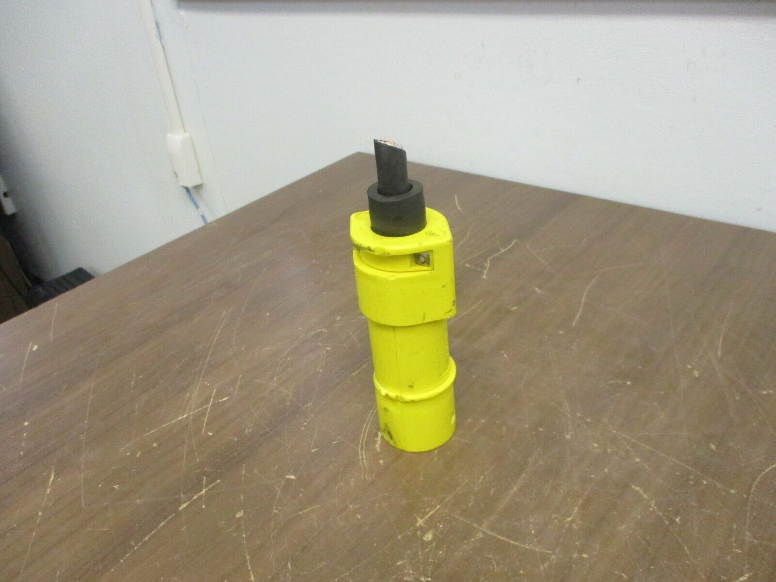 Thomas & Betts Russellstoll Plug 9P33U0 30A 600V Used *No Bushing* Chipped Edge