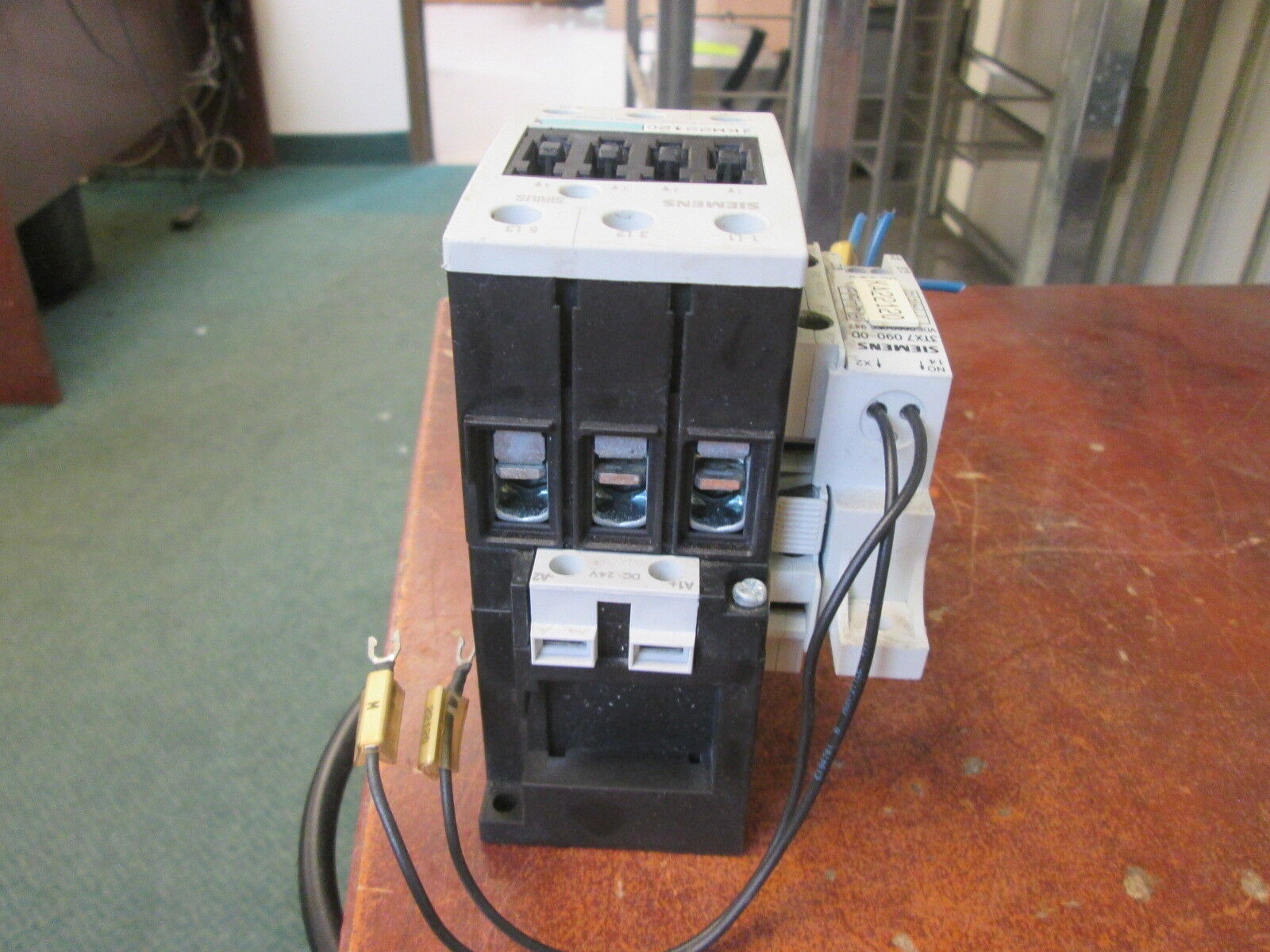 Siemens Sirius Contactor 3RT1036-1B..0 24VDC Coil 50A 600V w/Aux Contact Used