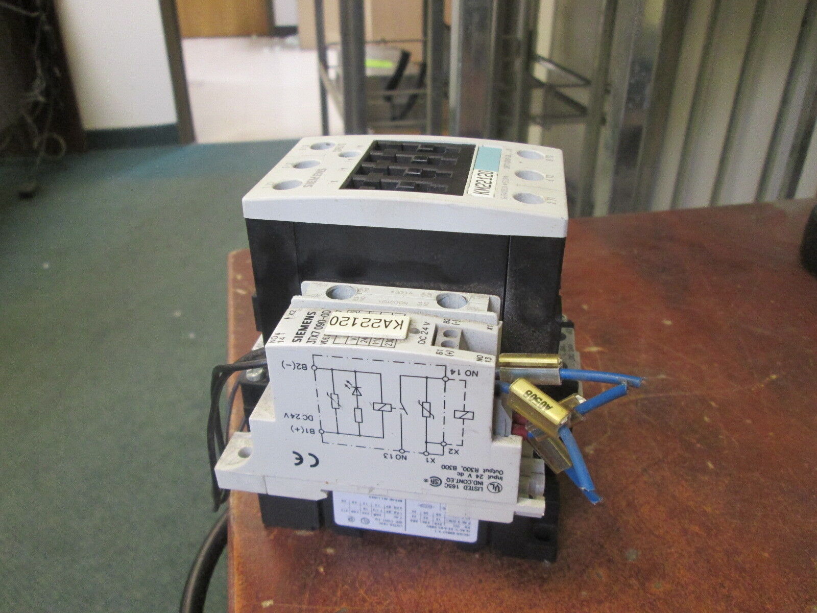 Siemens Sirius Contactor 3RT1036-1B..0 24VDC Coil 50A 600V w/Aux Contact Used