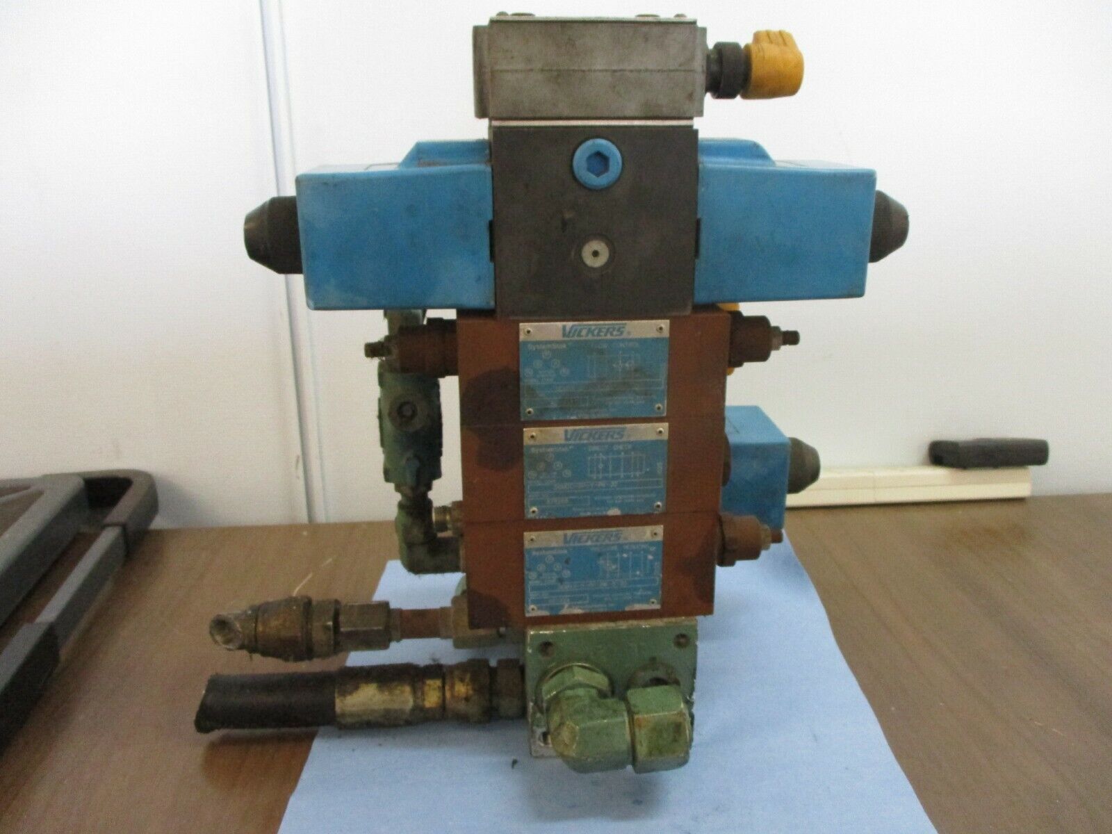 Vickers Pilot Valve Assembly PA5DG4S4LW-012C-H-60-S471 (2) Pilot Valves Used