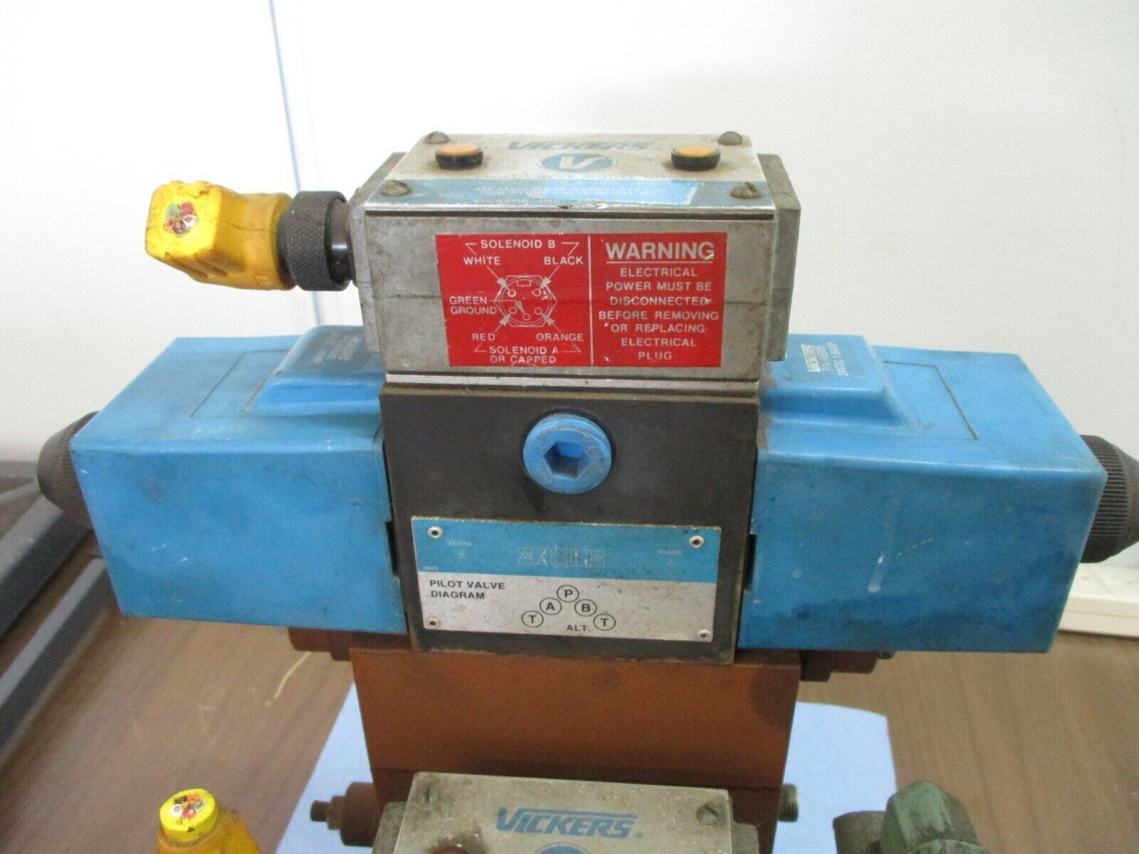 Vickers Pilot Valve Assembly PA5DG4S4LW-012C-H-60-S471 (2) Pilot Valves Used