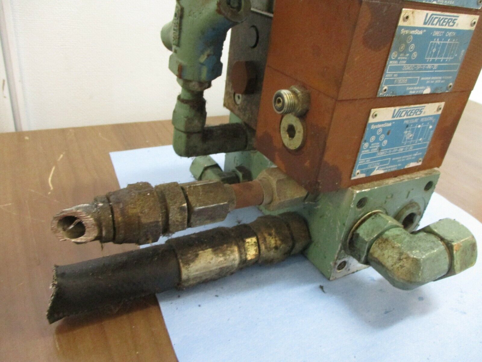 Vickers Pilot Valve Assembly PA5DG4S4LW-012C-H-60-S471 (2) Pilot Valves Used
