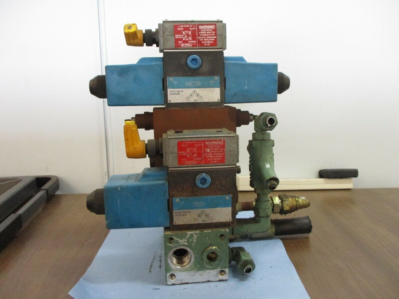 Vickers Pilot Valve Assembly PA5DG4S4LW-012C-H-60-S471 (2) Pilot Valves Used