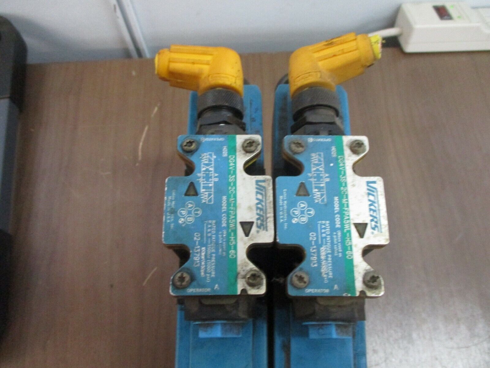 Vickers Control Valve Assembly DG4V-3S-2C-M-FPA5WL-H5-60 (2) Control Valves Used