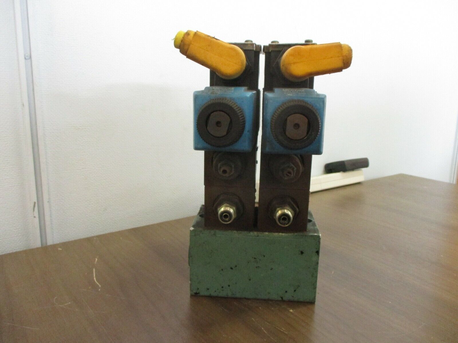 Vickers Control Valve Assembly DG4V-3S-2C-M-FPA5WL-H5-60 (2) Control Valves Used