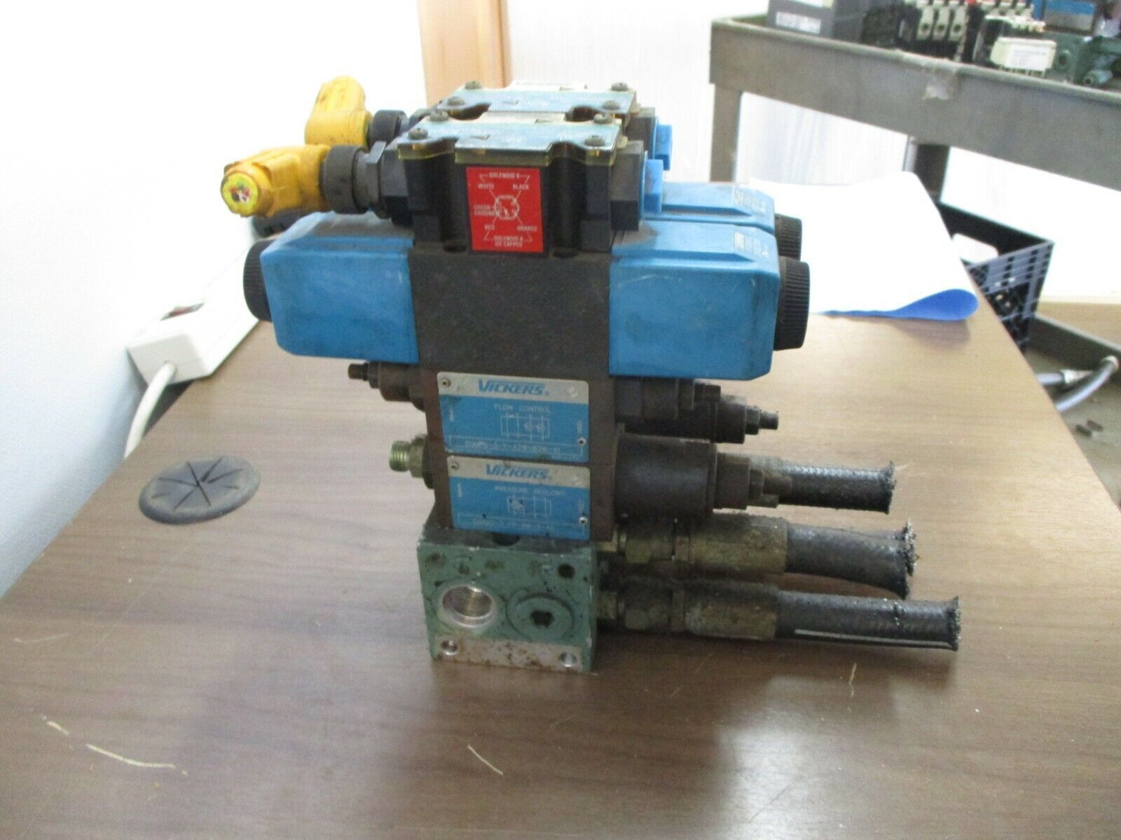Vickers Control Valve Assembly DG4V-3S-2C-M-FPA5WL-H5-60 (2) Control Valves Used