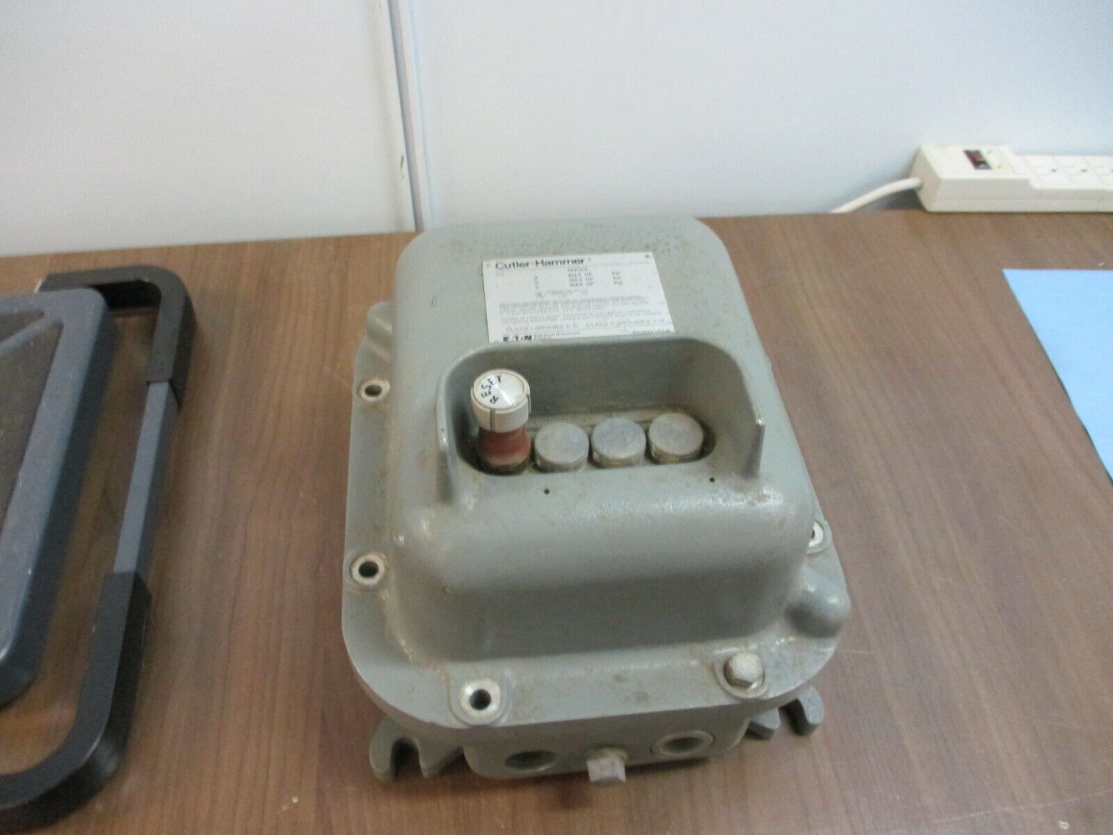 Cutler-Hammer Explosion Proof Enclosed Starter A10BE0 Ser. A1 5HP 575V 3Ph Used