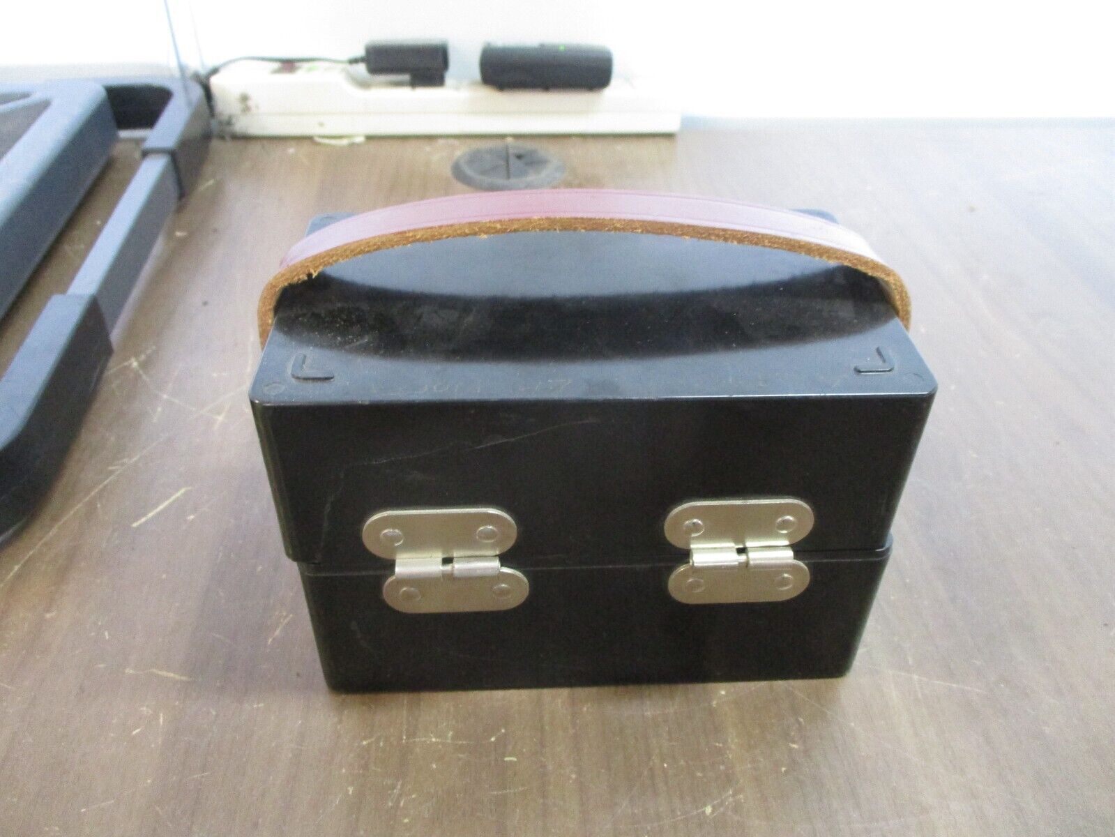 Jewell Electrical Plaster-Eye Electronic Outlet Locator 72T *Cracked Case* Used