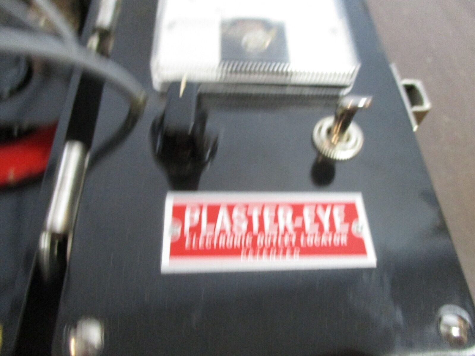 Jewell Electrical Plaster-Eye Electronic Outlet Locator 72T *Cracked Case* Used