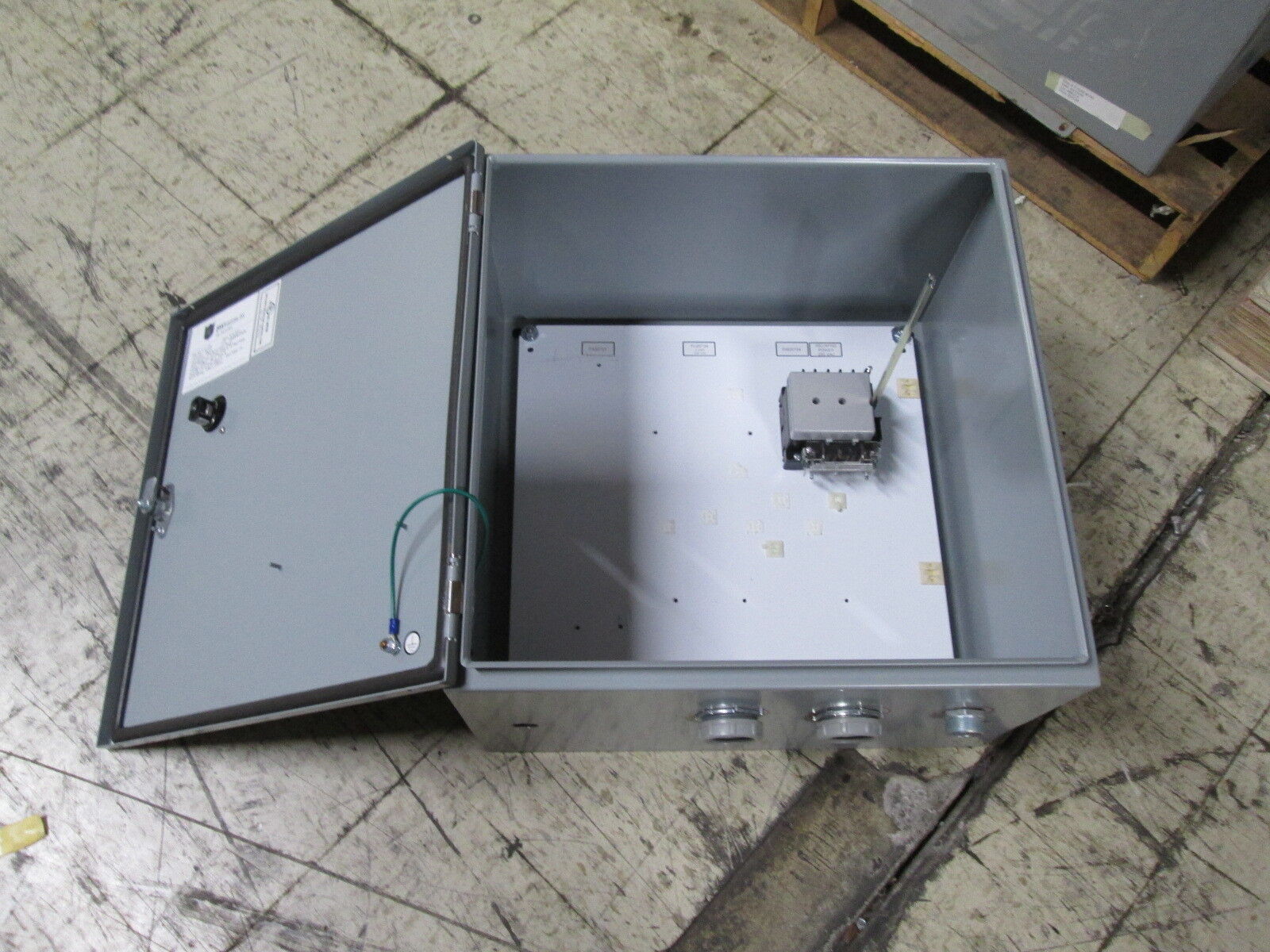 Hoffman Concept Enclosure w/ Disconnect CSD202012 Type 4,12 Size: 20x20x12" Used