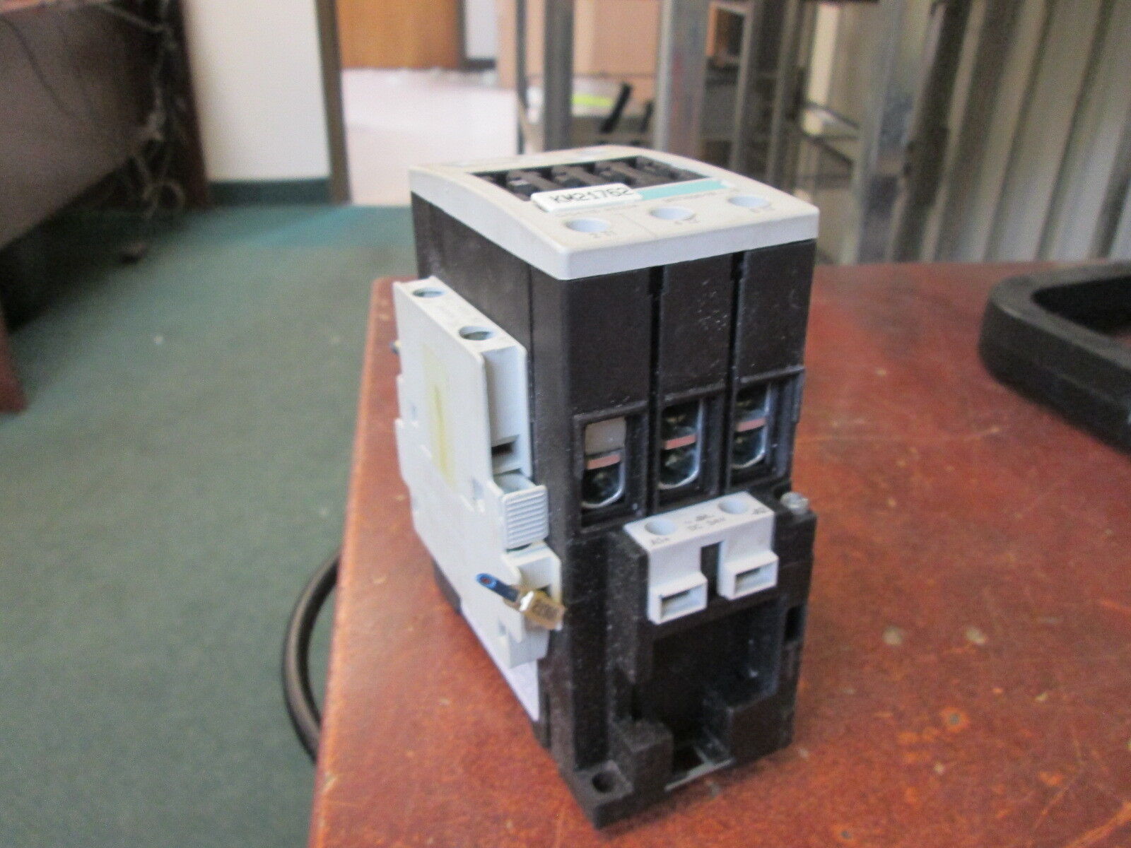 Siemens Sirius Contactor 3RT1036-1B..0 24VDC 50A 600V w/Aux Contact Used