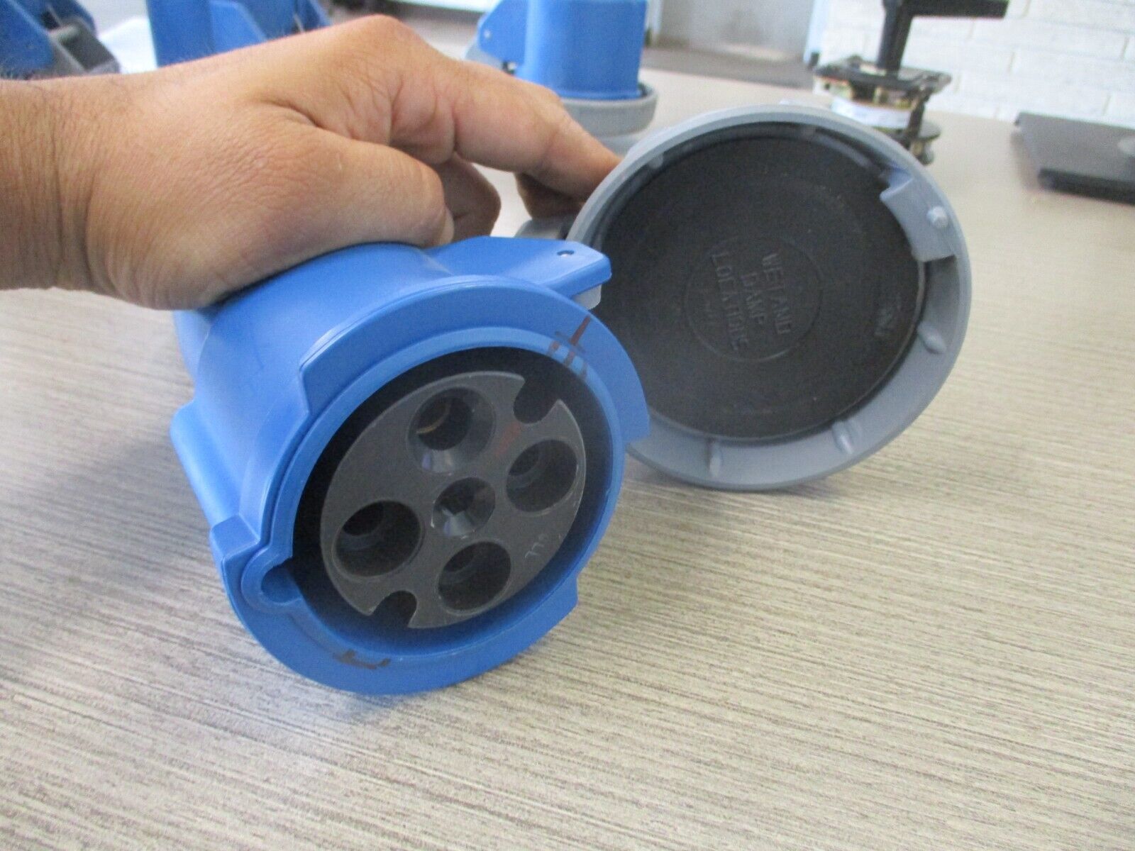 Hubbell Connector 460C9W 60A 250V 3Ph Used