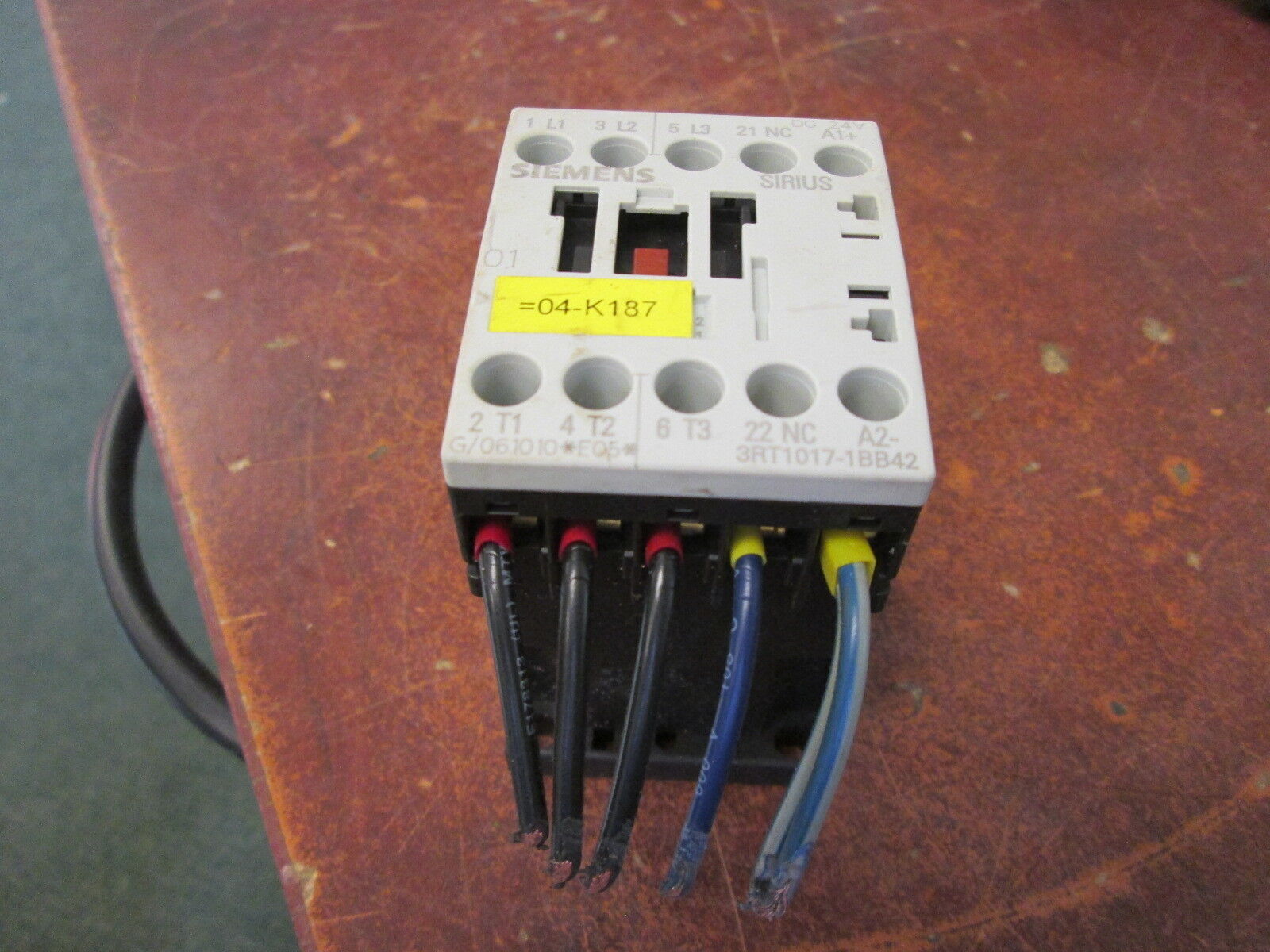 Siemens Sirius Contactor 3RT1017-1BB42 24VDC Coil 20A 600V Used
