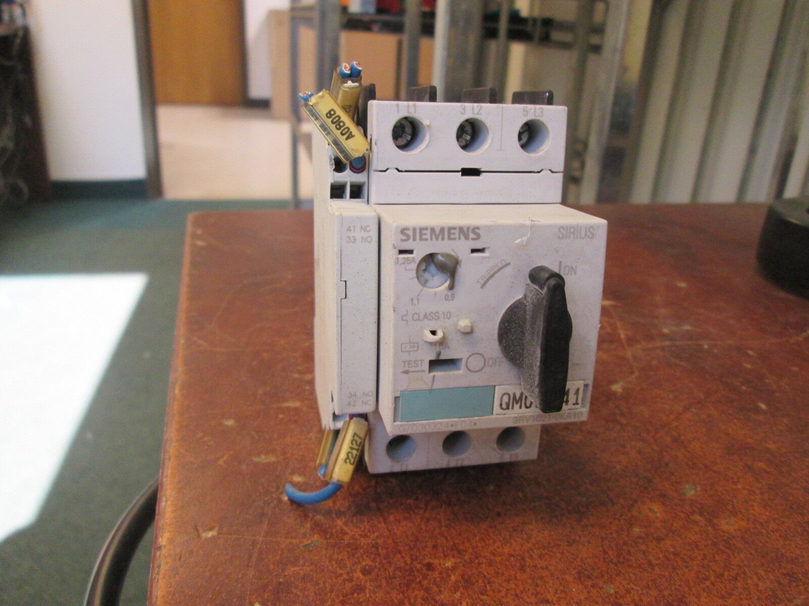 Siemens Sirius Motor Protector 3RV1021-0KA10 Trip: 0.9-1.25A 600V w/Aux Contact