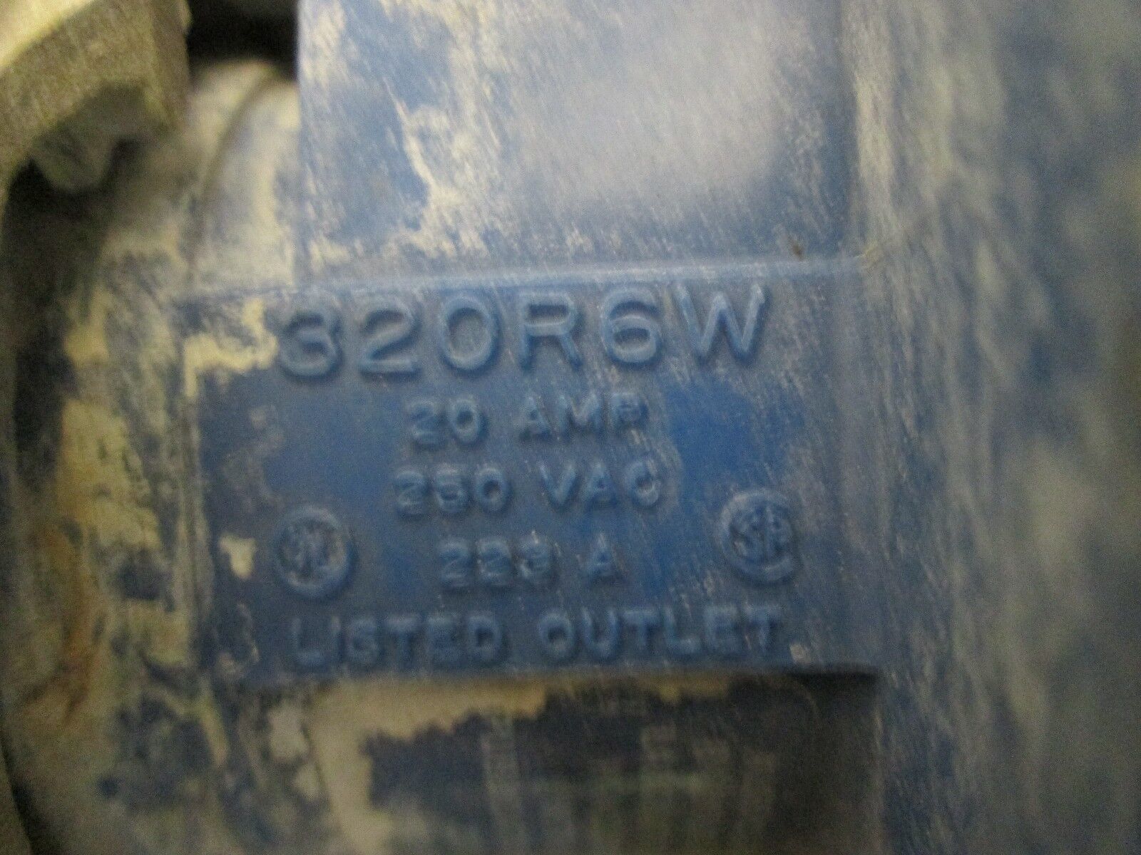 Hubbell Watertight Receptacle With Base 320R6W 20A 250VAC 2P 3W Used