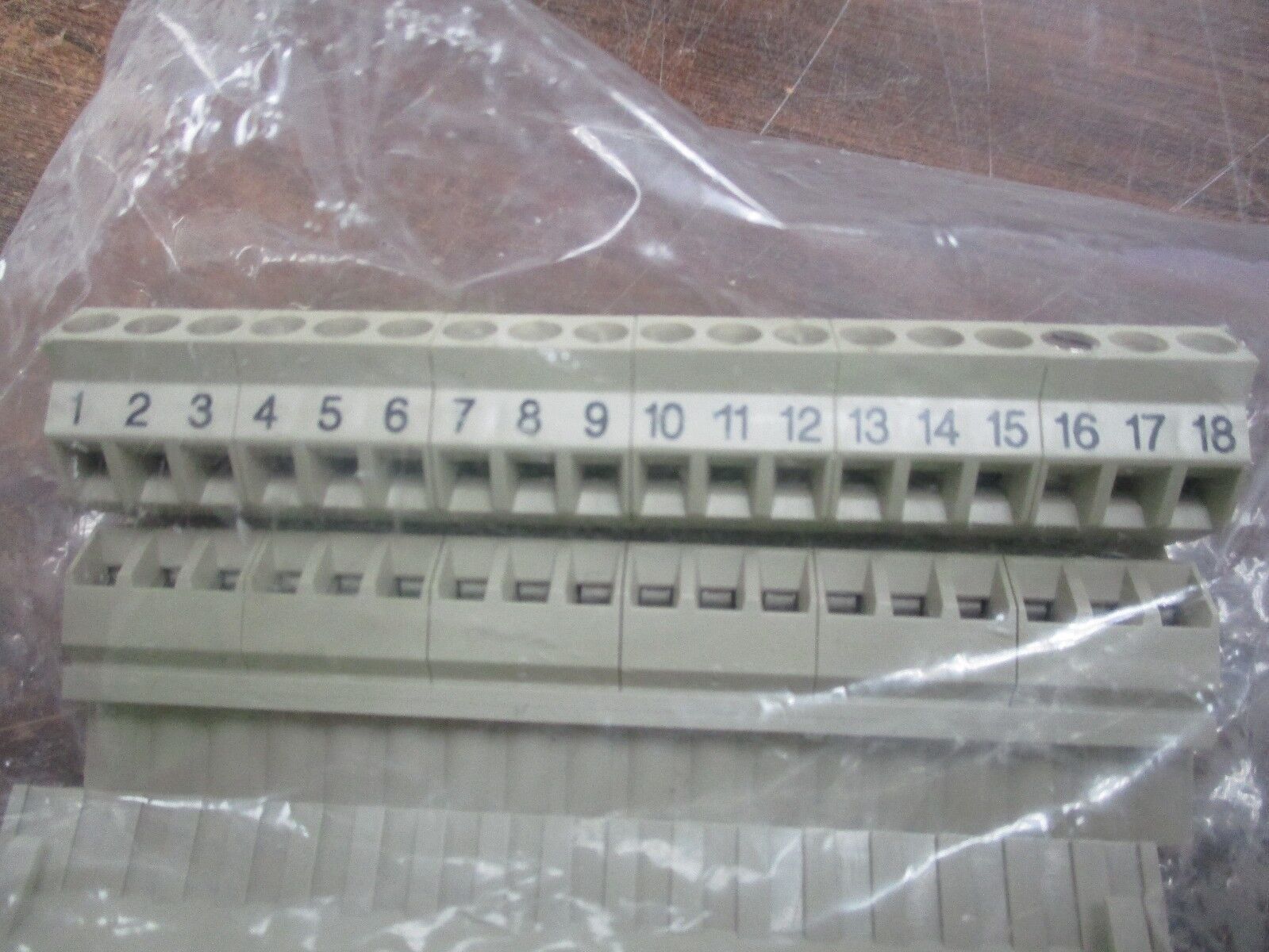 Schneider TSX Momentum TIO Screw Terminal Plug Kit 170 XTS 001 00 18-Position