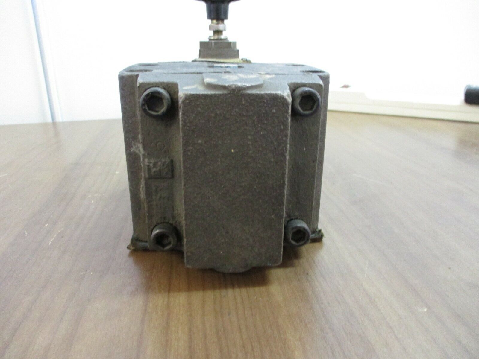 Vickers Reducing Valve XG 10 1F 30 1000 PSI Max Used