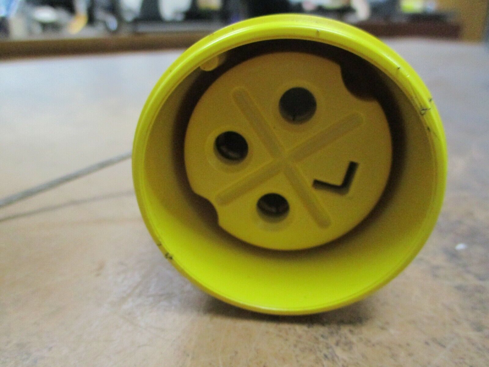 Russellstoll Connector 9C54U2/C75 50A 250VAC 4W w/ Cap *Cracked Bottom* Used