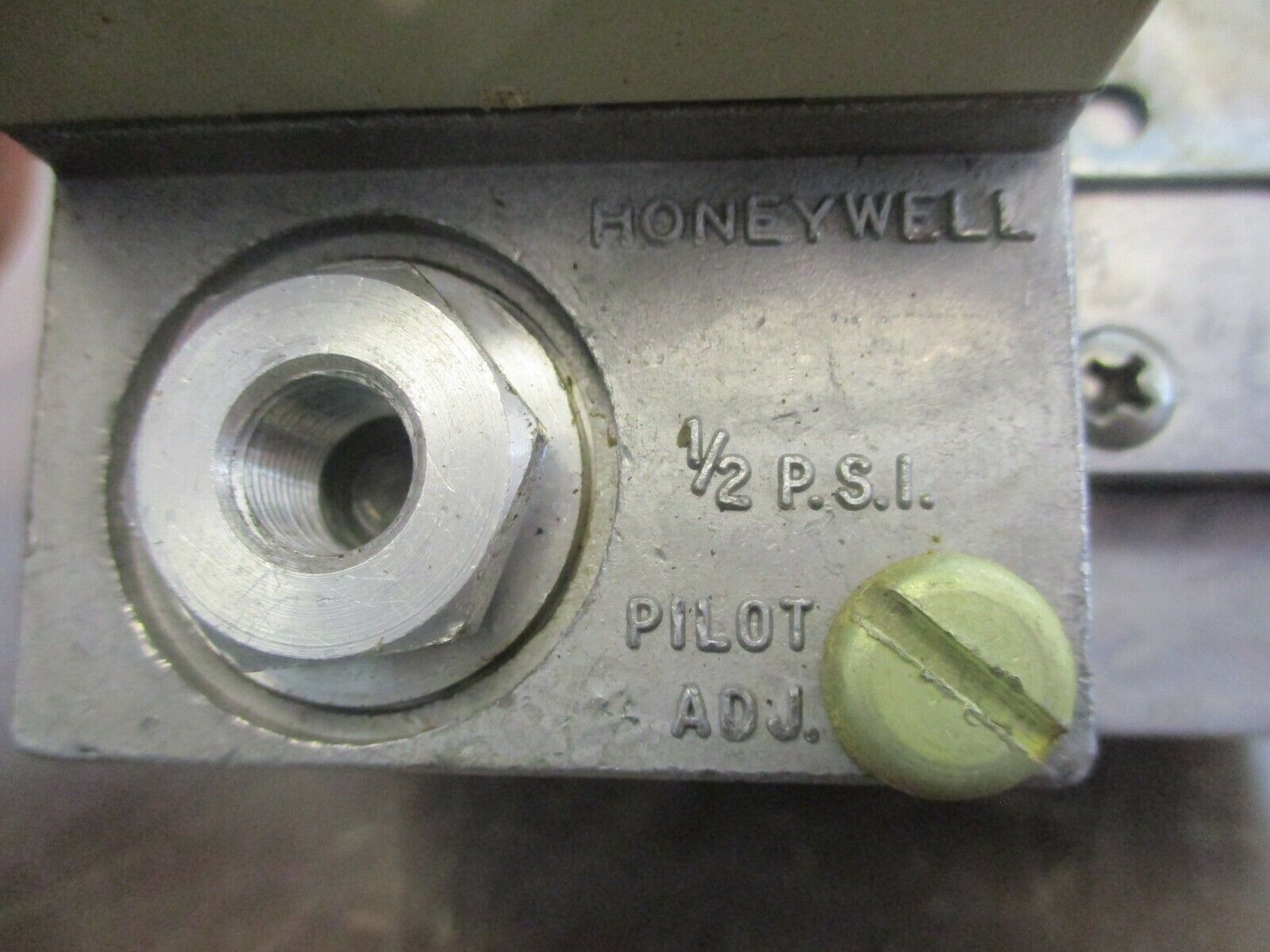 Honeywell Tradeline Adatrol Pilotstat Manifold C580B 1004 225,000BTU Used