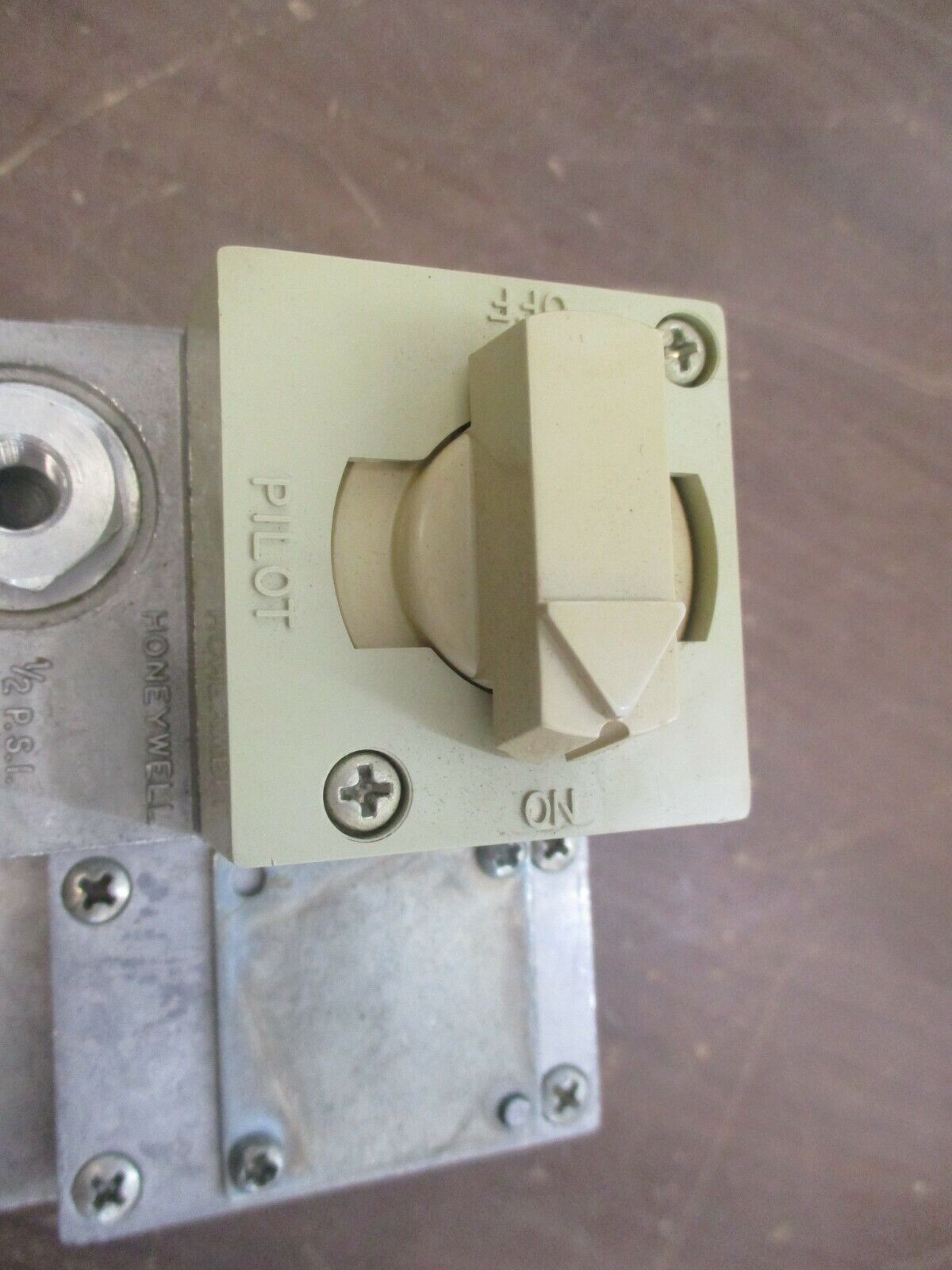 Honeywell Tradeline Adatrol Pilotstat Manifold C580B 1004 225,000BTU Used