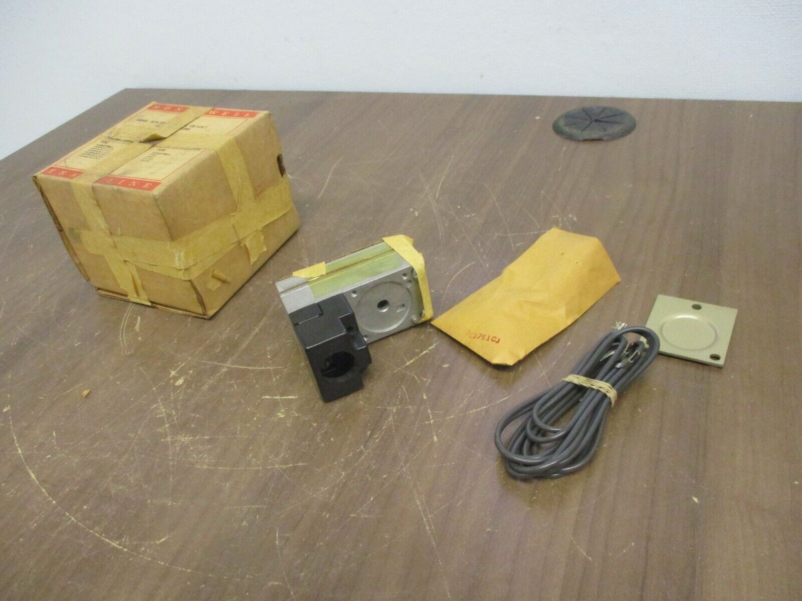 Honeywell Tradeline Adatrol Valve Operator CV404A 1014 120V New Surplus