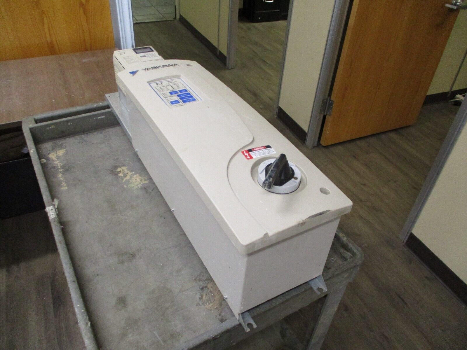 Yaskawa E7 AC Drive w/ Bypass CIMR-E7U23P71A-115 5HP 3Ph w/ Keypad Used