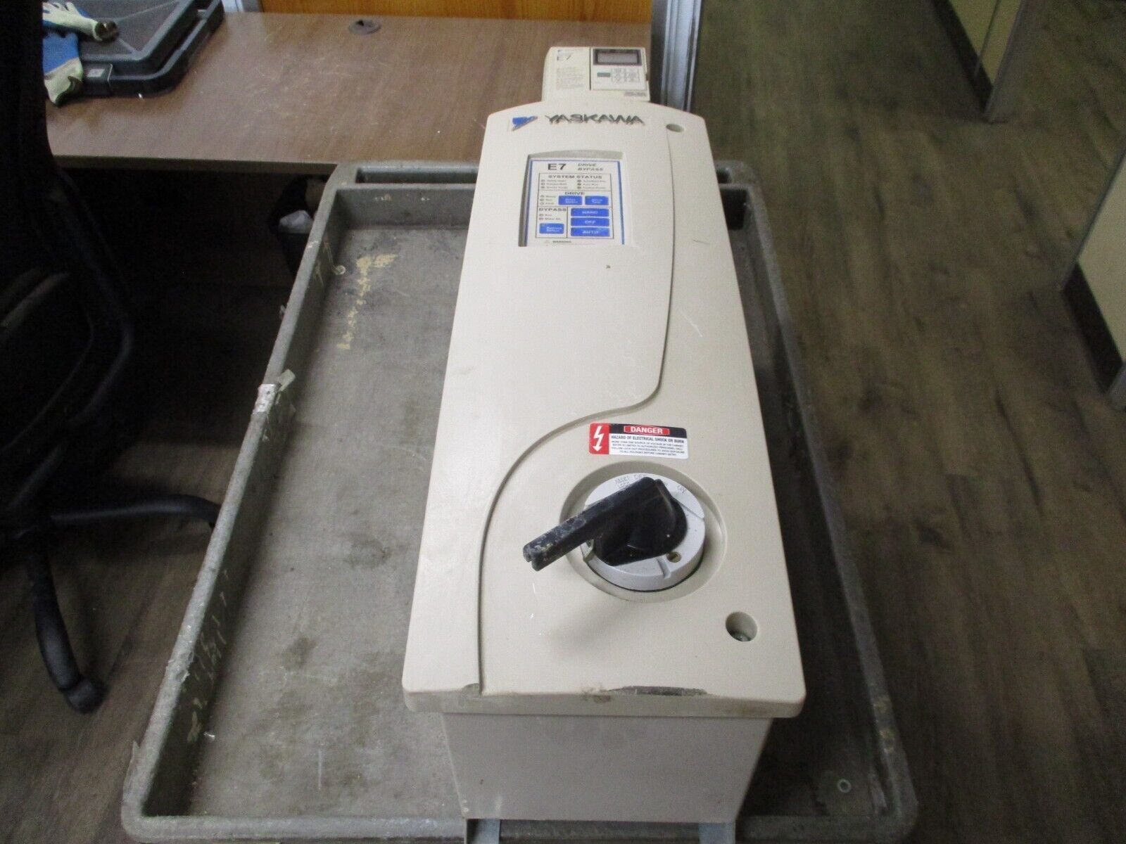 Yaskawa E7 AC Drive w/ Bypass CIMR-E7U23P71A-115 5HP 3Ph w/ Keypad Used