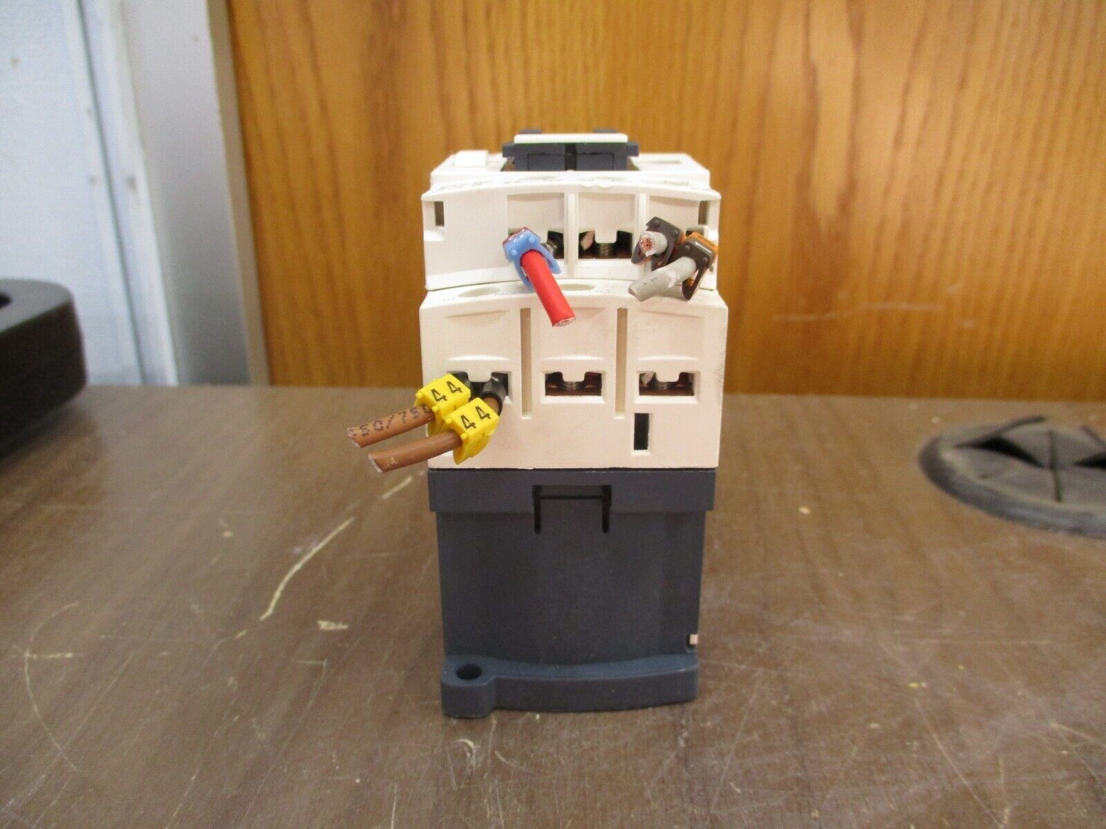 Schneider Electric Contactor CAD50 BL 24VDC Coil 10A 600V Used