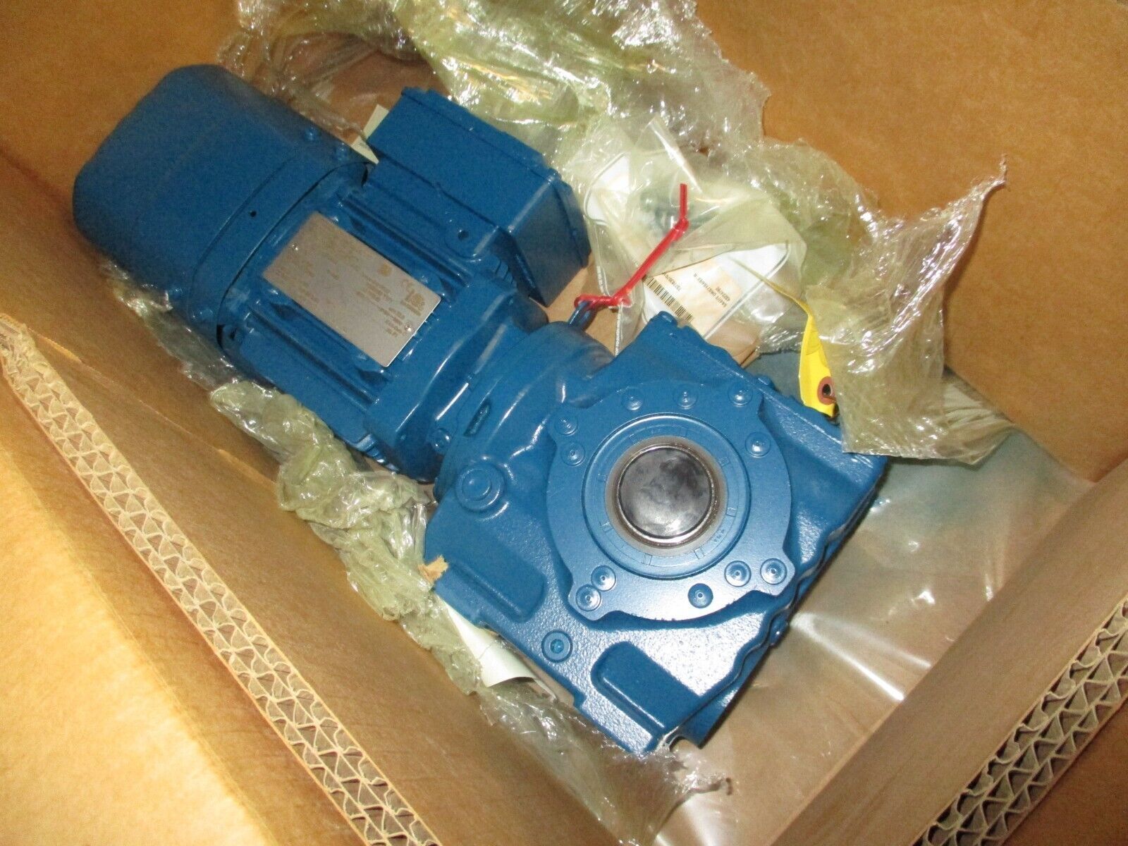 SEW-EURODRIVE Gearmotor SA47/T DRS71S4/ES7R 0.50HP 230/460V 1.84/0.92A 60Hz 3Ph