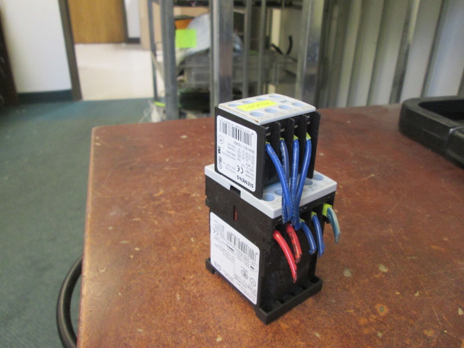 Siemens Sirius Contactor 3RH1140-1BB40 24VDC Coil 10A 600V w/Aux Contact Used
