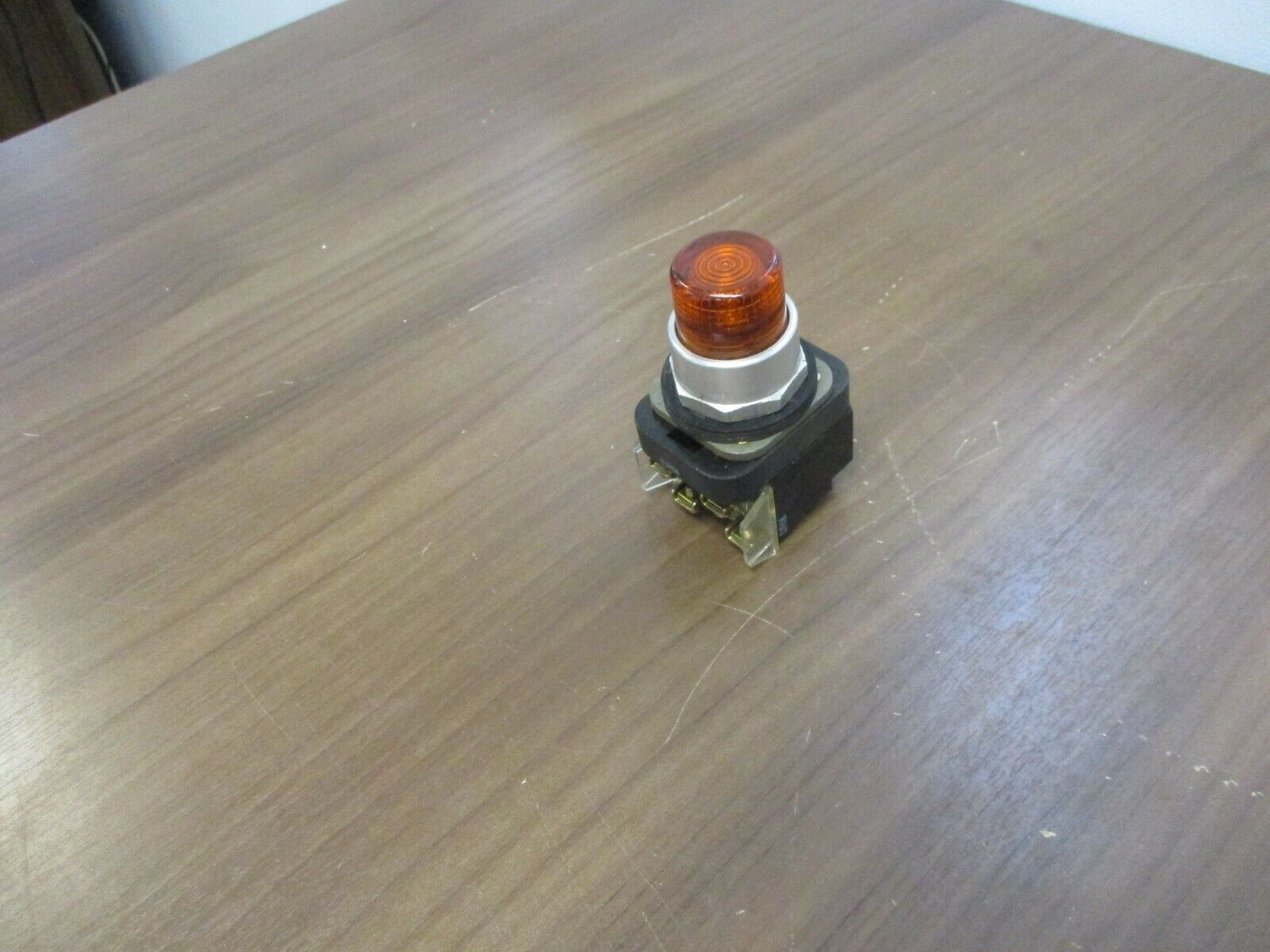 Allen-Bradley Illuminated Push Button 800T-PB16 120V 50/60Hz Amber Used