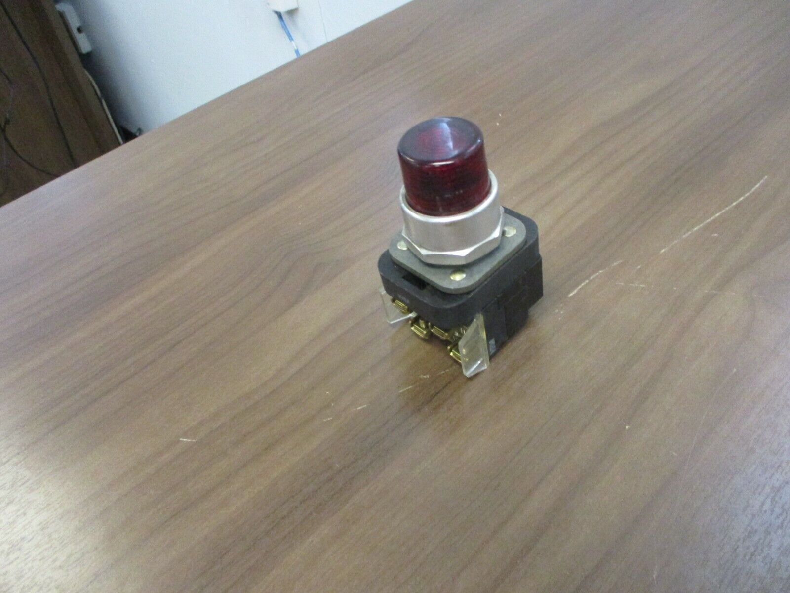 Allen-Bradley Illuminated Push Button 800T-PB16 120V 50/60Hz Red Used