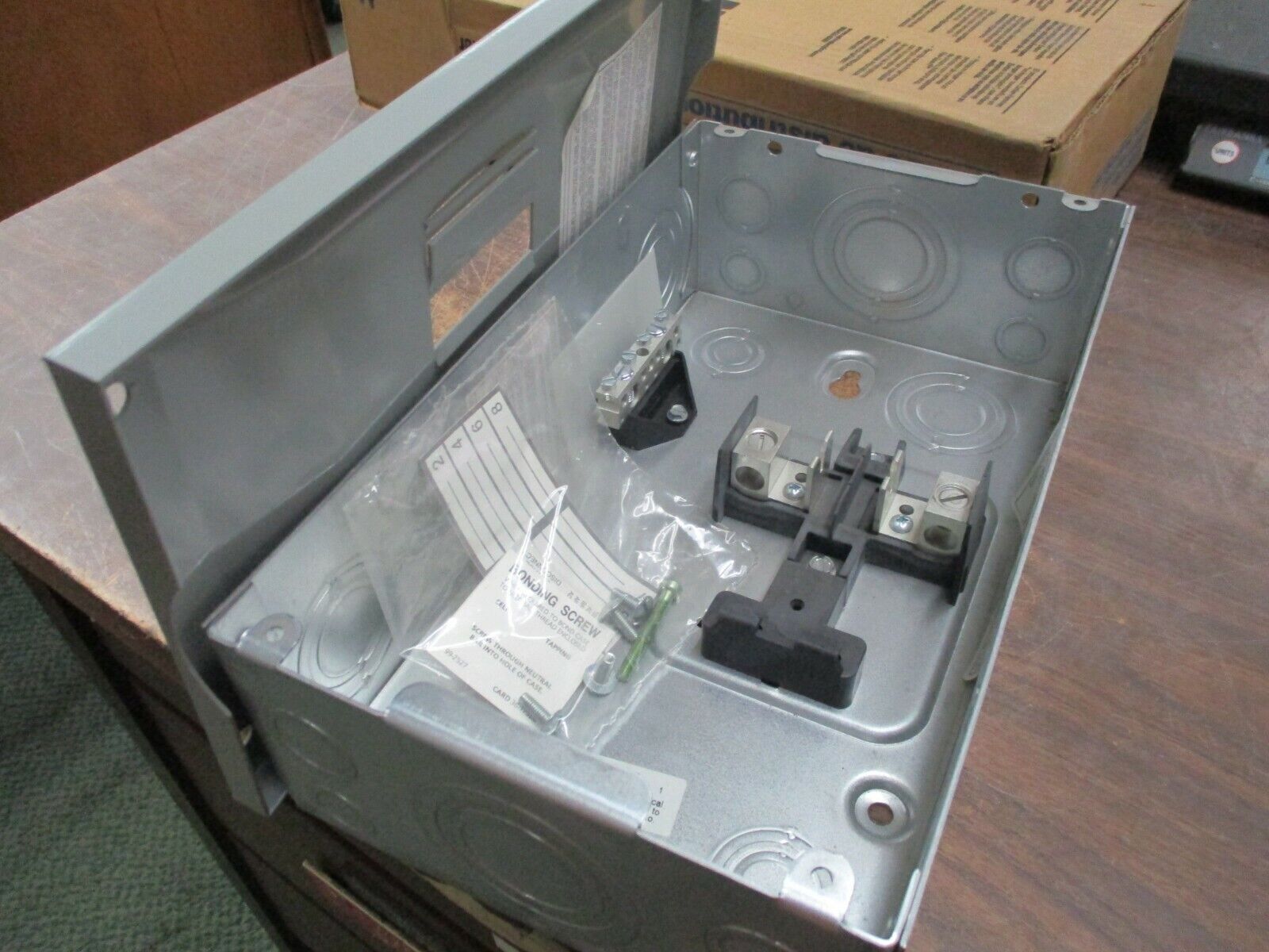 Eaton Main Lug Load Center BR24L125SP 125A 120/240V 1Ph 3W 4-Slot New Surplus