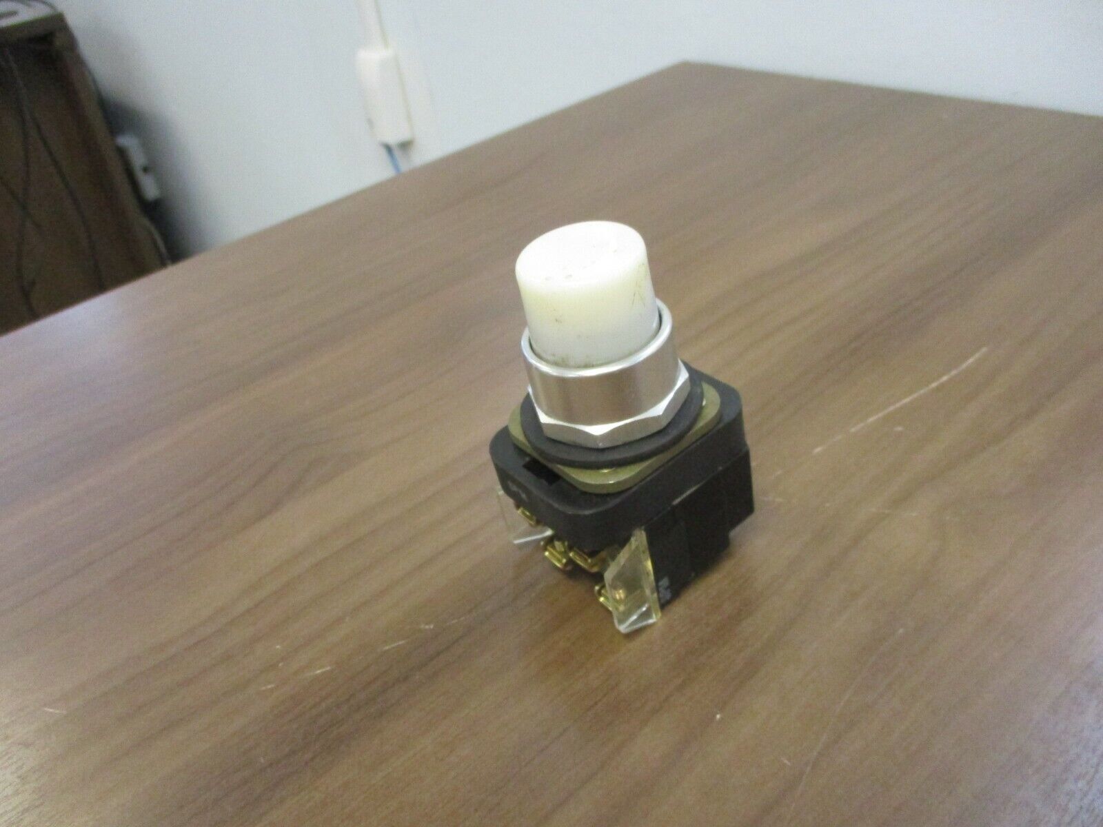 Allen-Bradley Illuminated Push Button 800T-PB16 120V 50/60Hz White Used