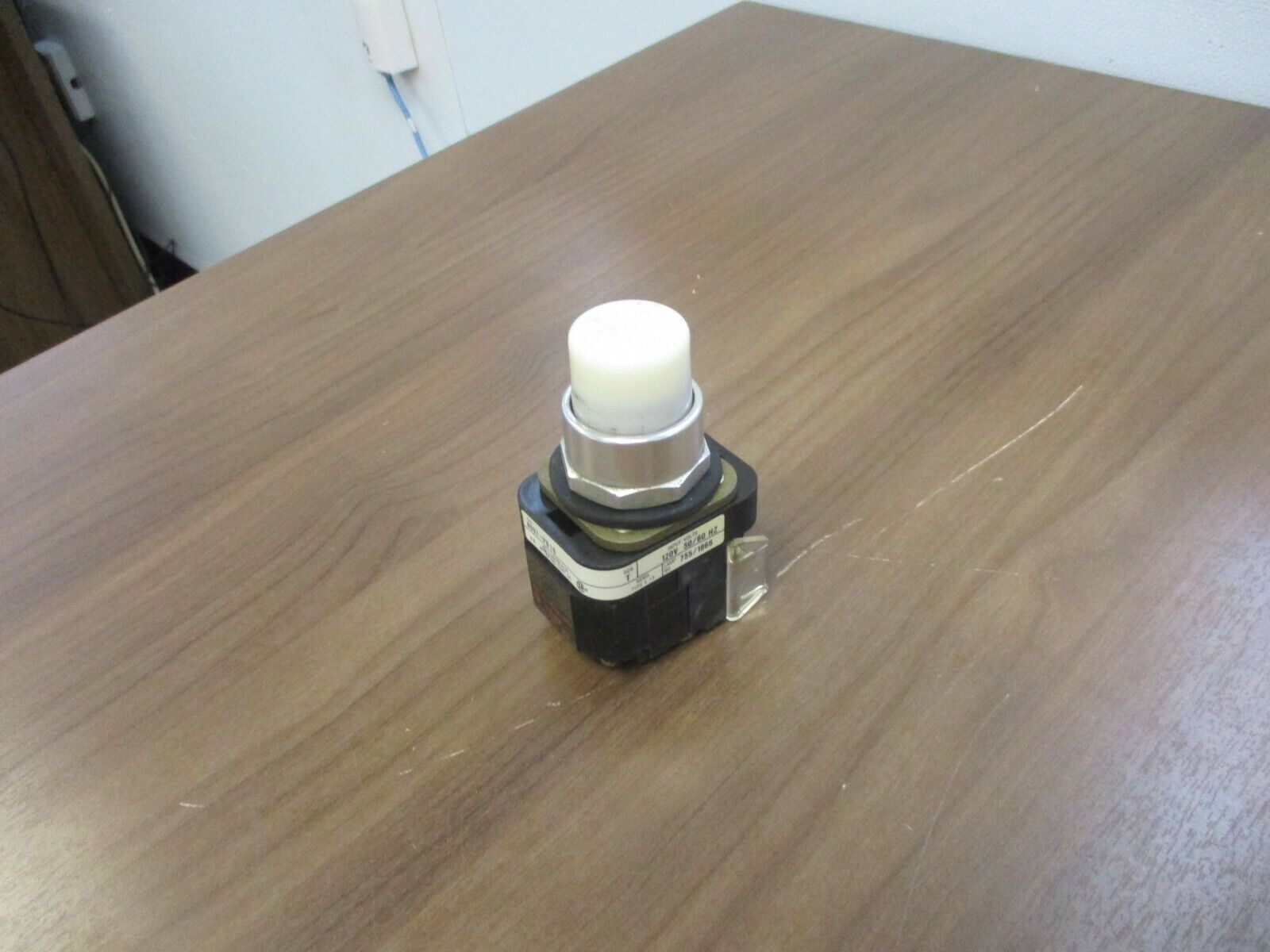 Allen-Bradley Illuminated Push Button 800T-PB16 120V 50/60Hz White Used