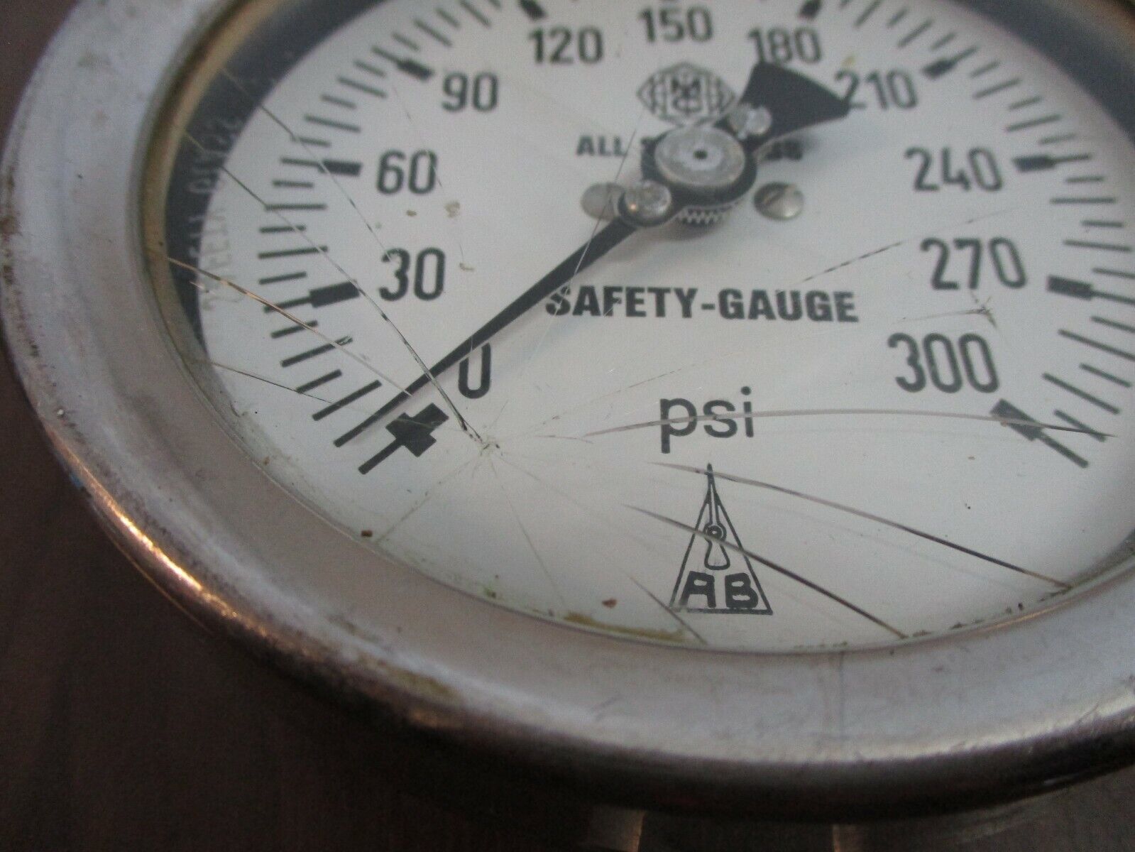 McDaniel Controls Safety-Gauge Pressure Gauge Range: 0-300PSI *Cracked* Used