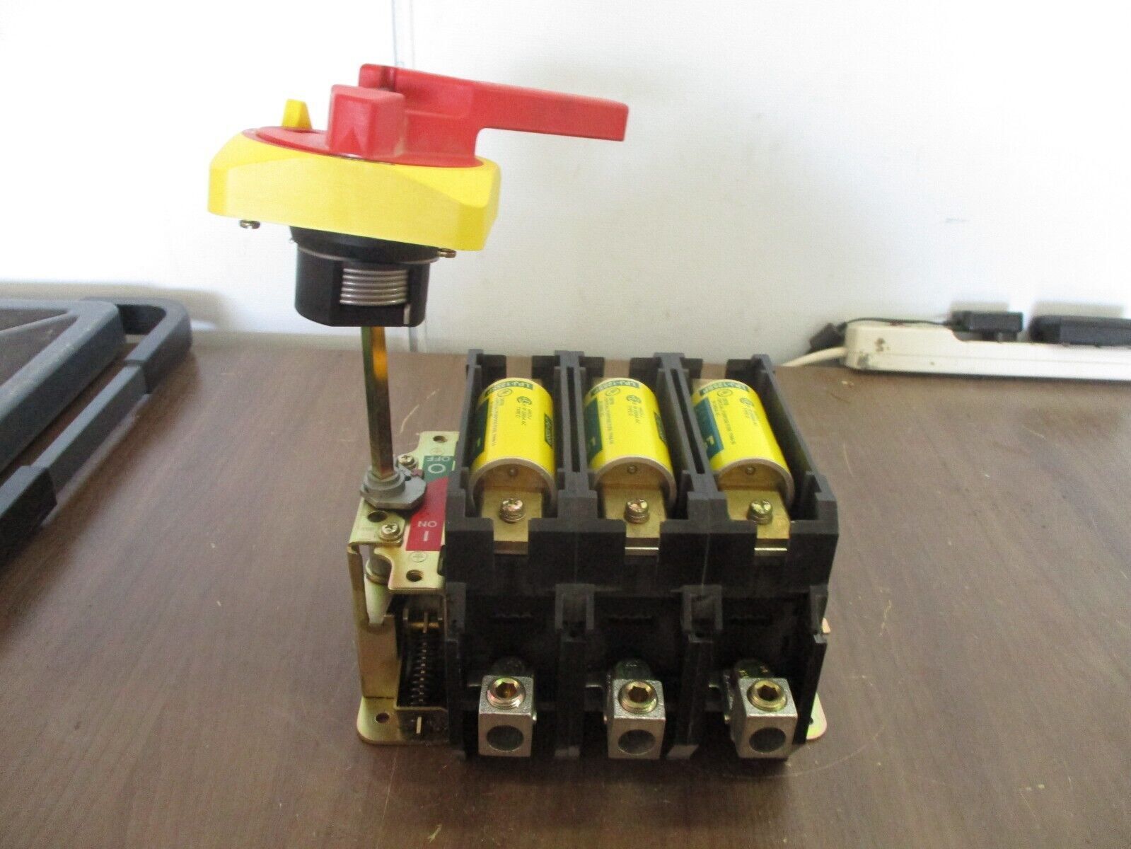 Allen-Bradley Fusible Disconnect Switch 194R-NN200P3 Ser. B 200A 600V 3P Used
