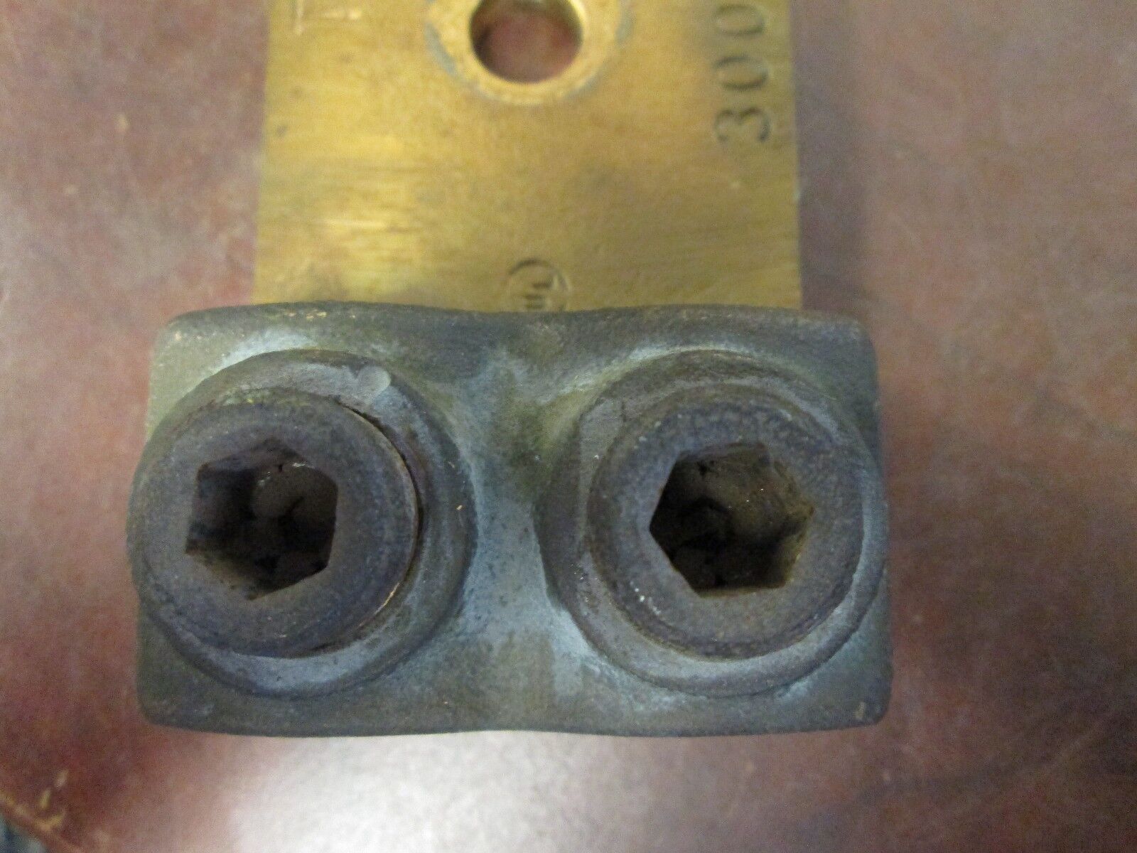 T&B Copper Lug 300-500MCM 2W Used