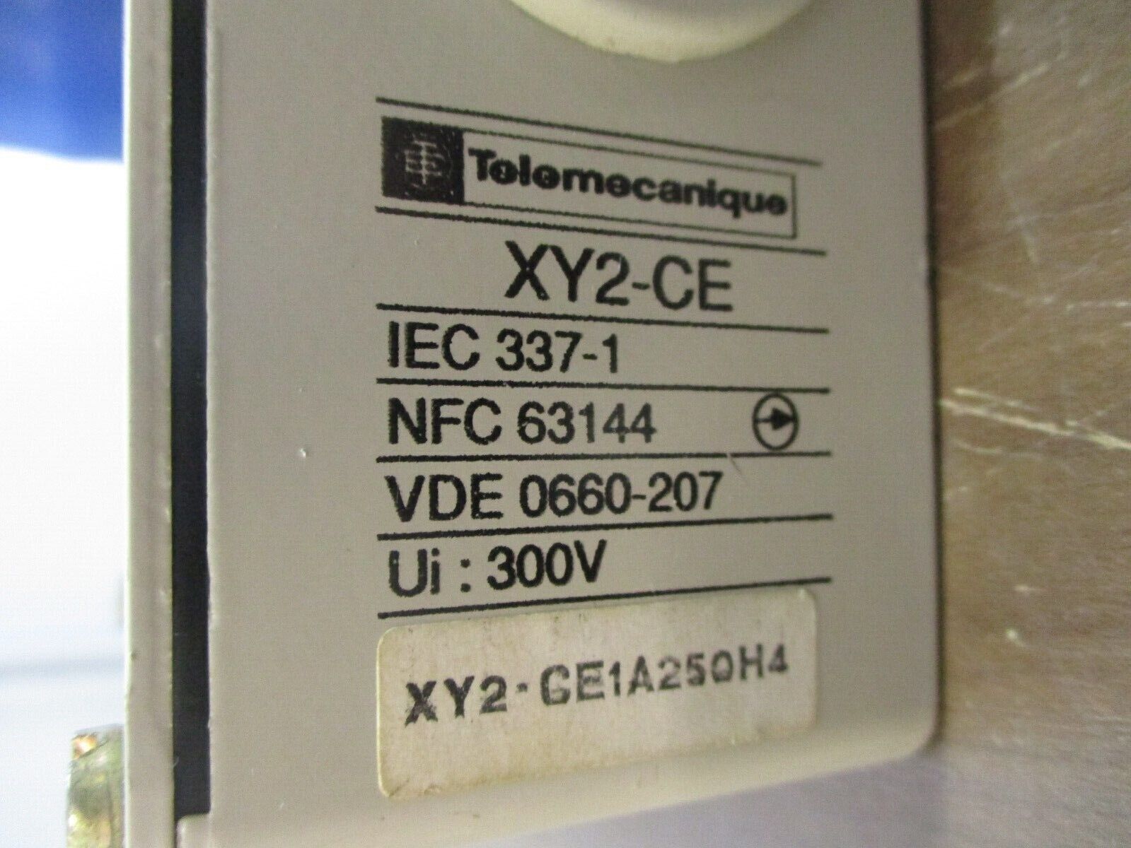 Telemecanique Cable Pull Switch XY2-CE1A250H4 Used