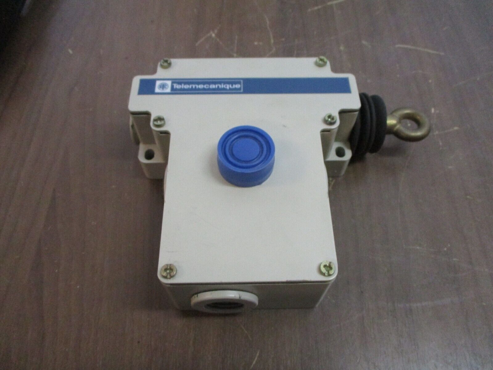 Telemecanique Cable Pull Switch XY2-CE1A250H4 Used