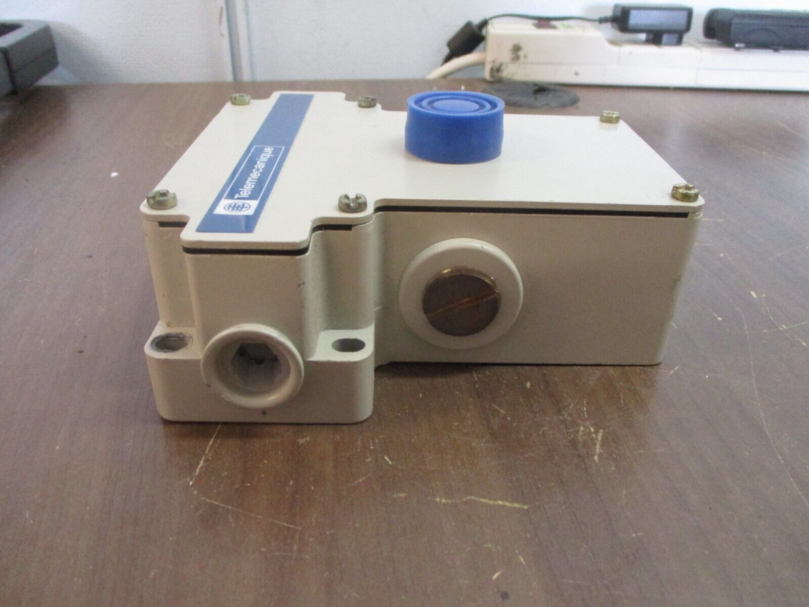Telemecanique Cable Pull Switch XY2-CE1A250H4 Used