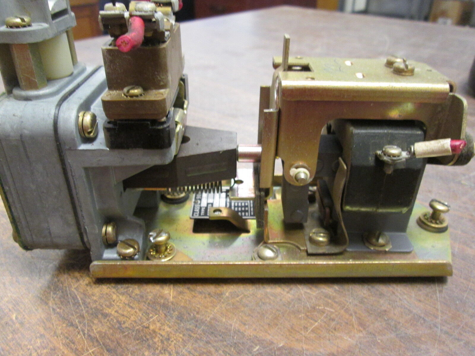 Square D Pneumatic Timing Relay 9050 B0-4E 120V Coil Used