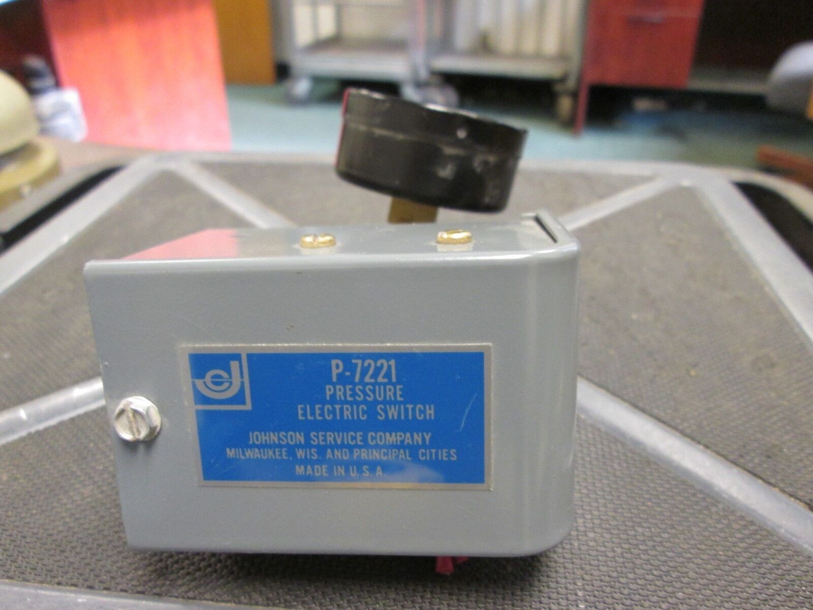 Johnson Service Co. Pressure Electric Switch P-7221 w/ 30 PSIG Pressure Gauge