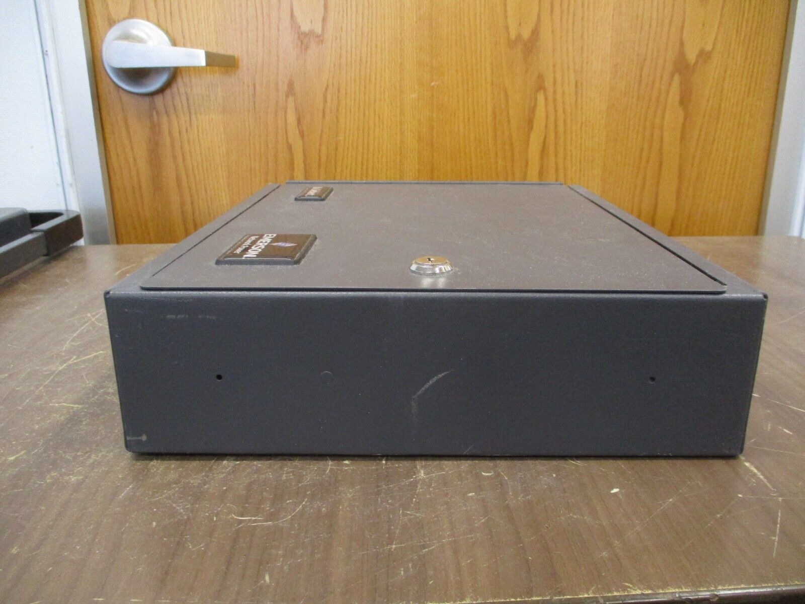 Emerson Liebert Network Switch VNSA8 Rev. 4 8-Port *No Key* Used