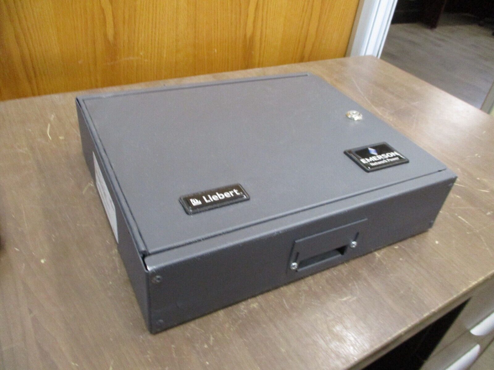 Emerson Liebert Network Switch VNSA8 Rev. 4 8-Port *No Key* Used